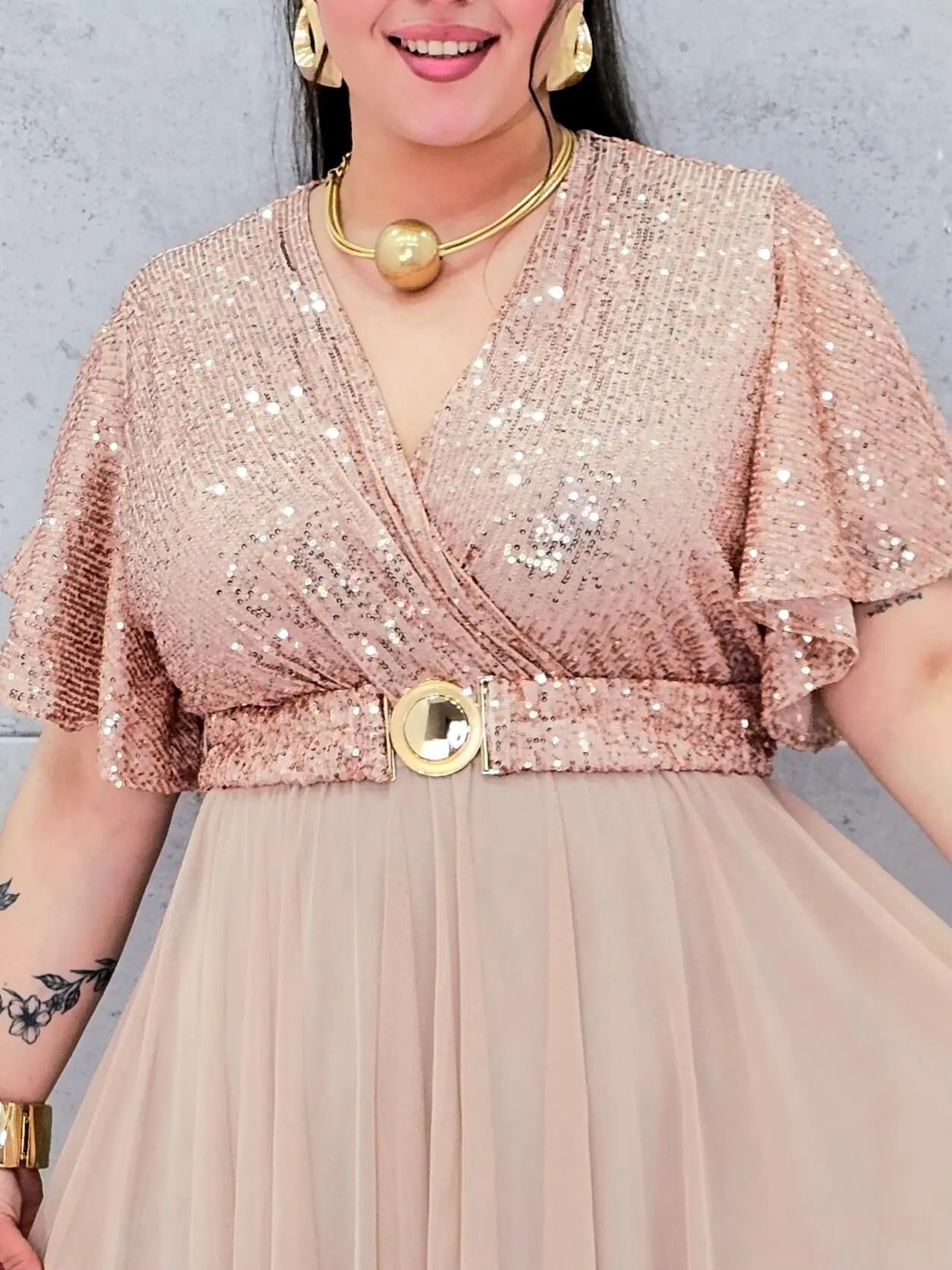 Elegancka sukienka XXL z cekinową górą i plisowanym dołem – wyjątkowa kolekcja plus size Stylowa XL