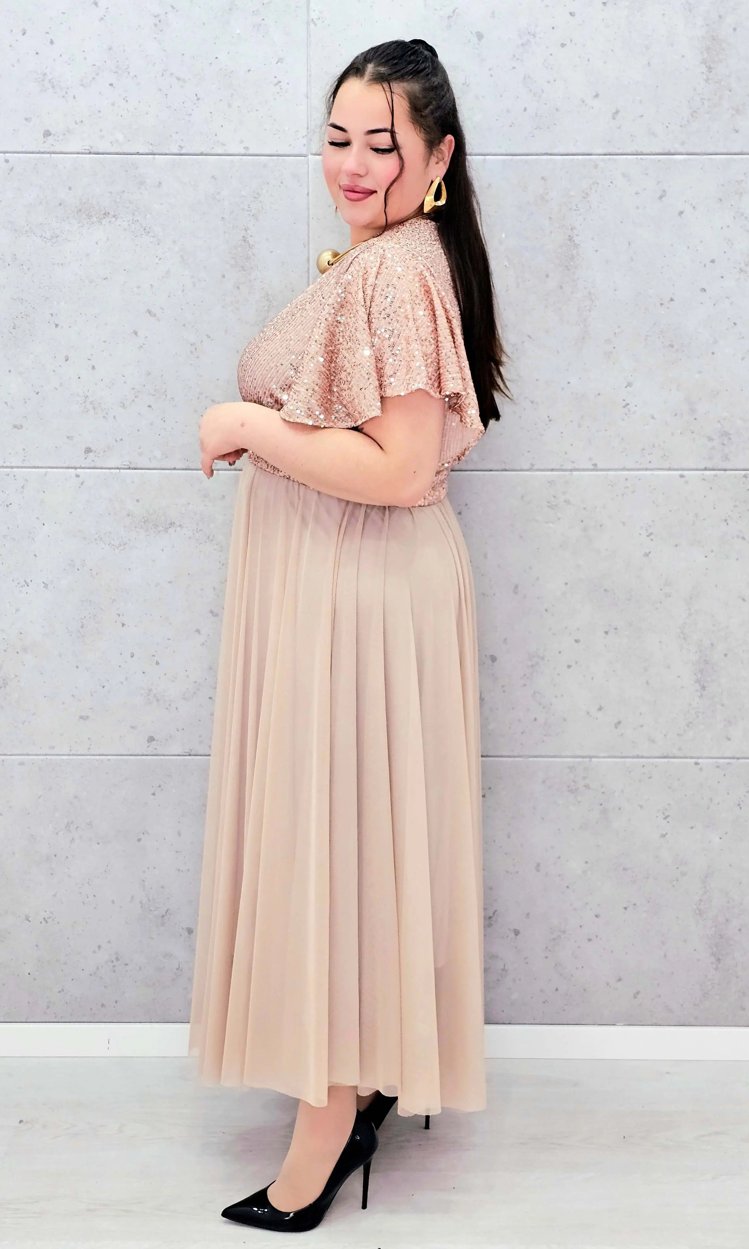 Elegancka sukienka XXL z cekinową górą i plisowanym dołem – wyjątkowa kolekcja plus size Stylowa XL