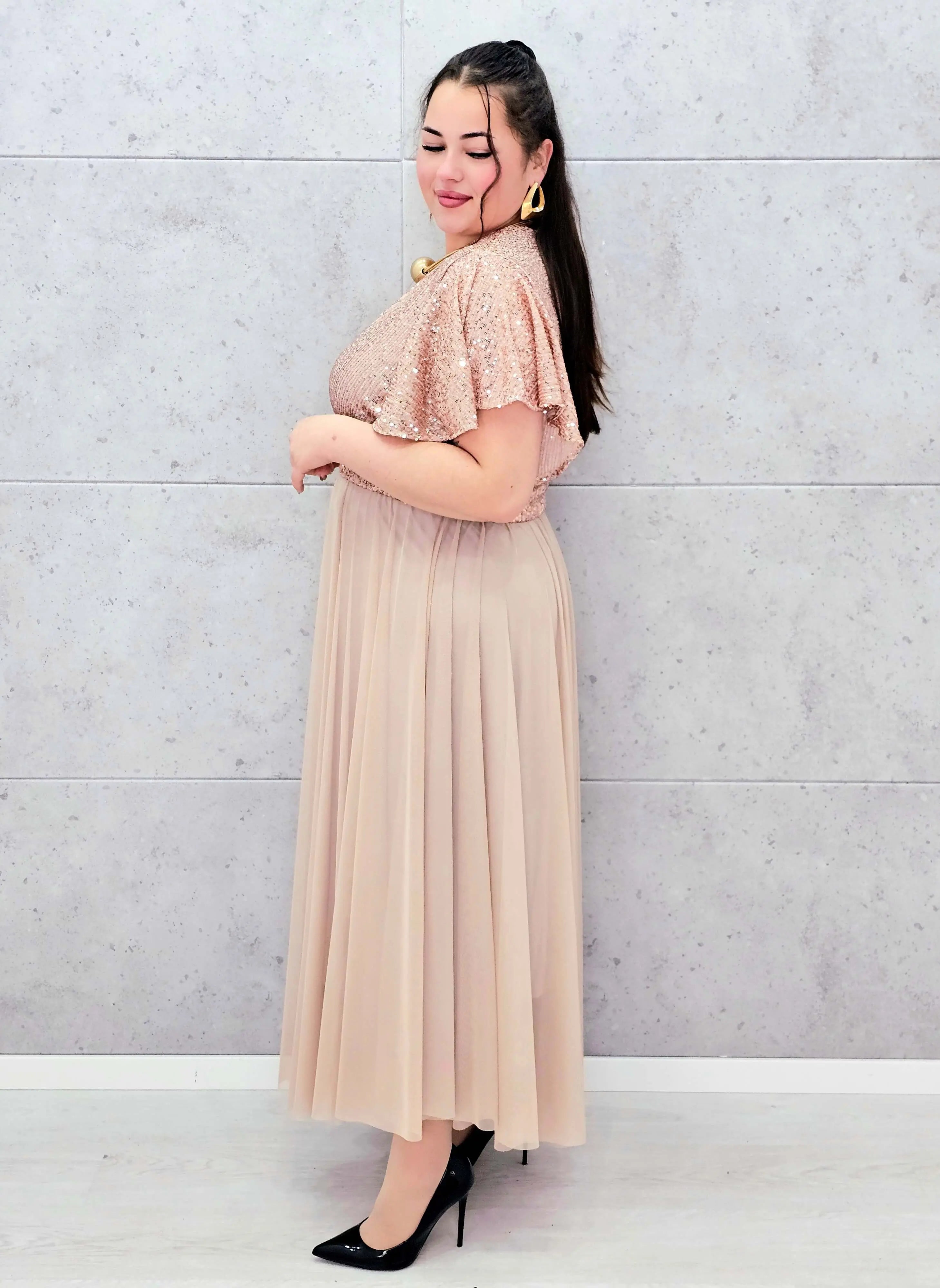 Elegancka sukienka XXL z cekinową górą i plisowanym dołem – wyjątkowa kolekcja plus size Stylowa XL