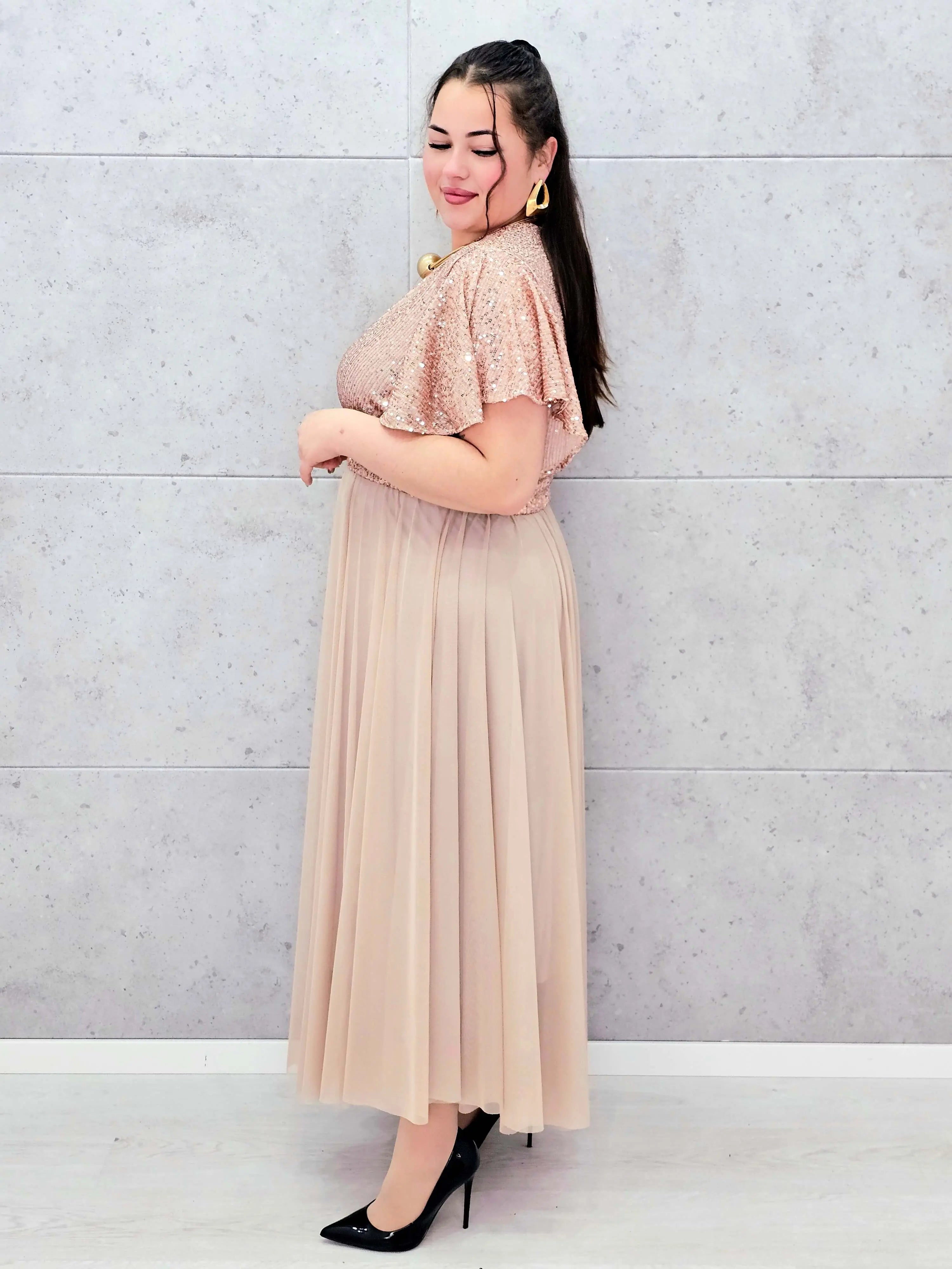 Elegancka sukienka XXL z cekinową górą i plisowanym dołem – wyjątkowa kolekcja plus size Stylowa XL