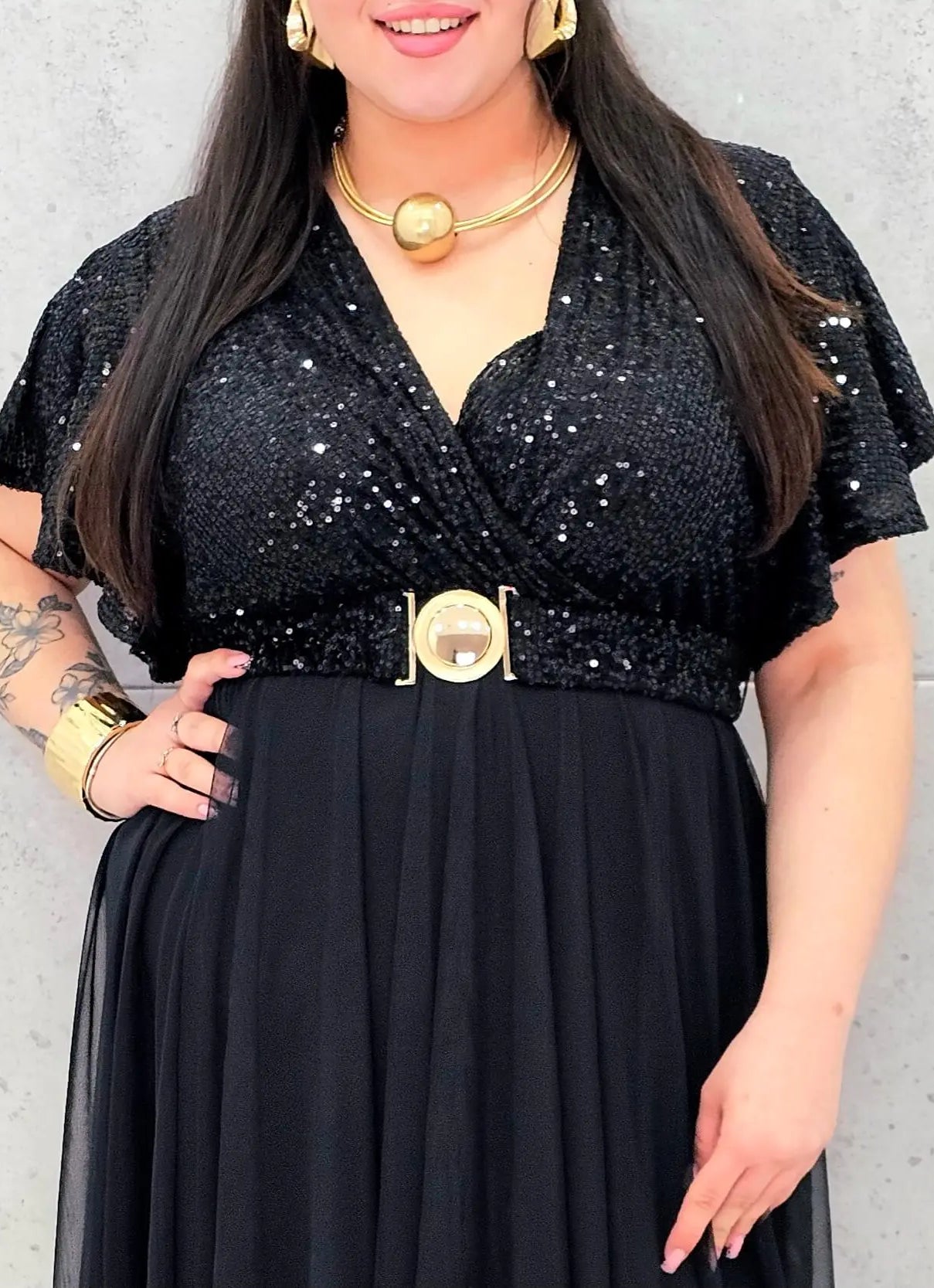 Elegancka sukienka XXL z cekinową górą i plisowanym dołem – wyjątkowa kolekcja plus size Stylowa XL