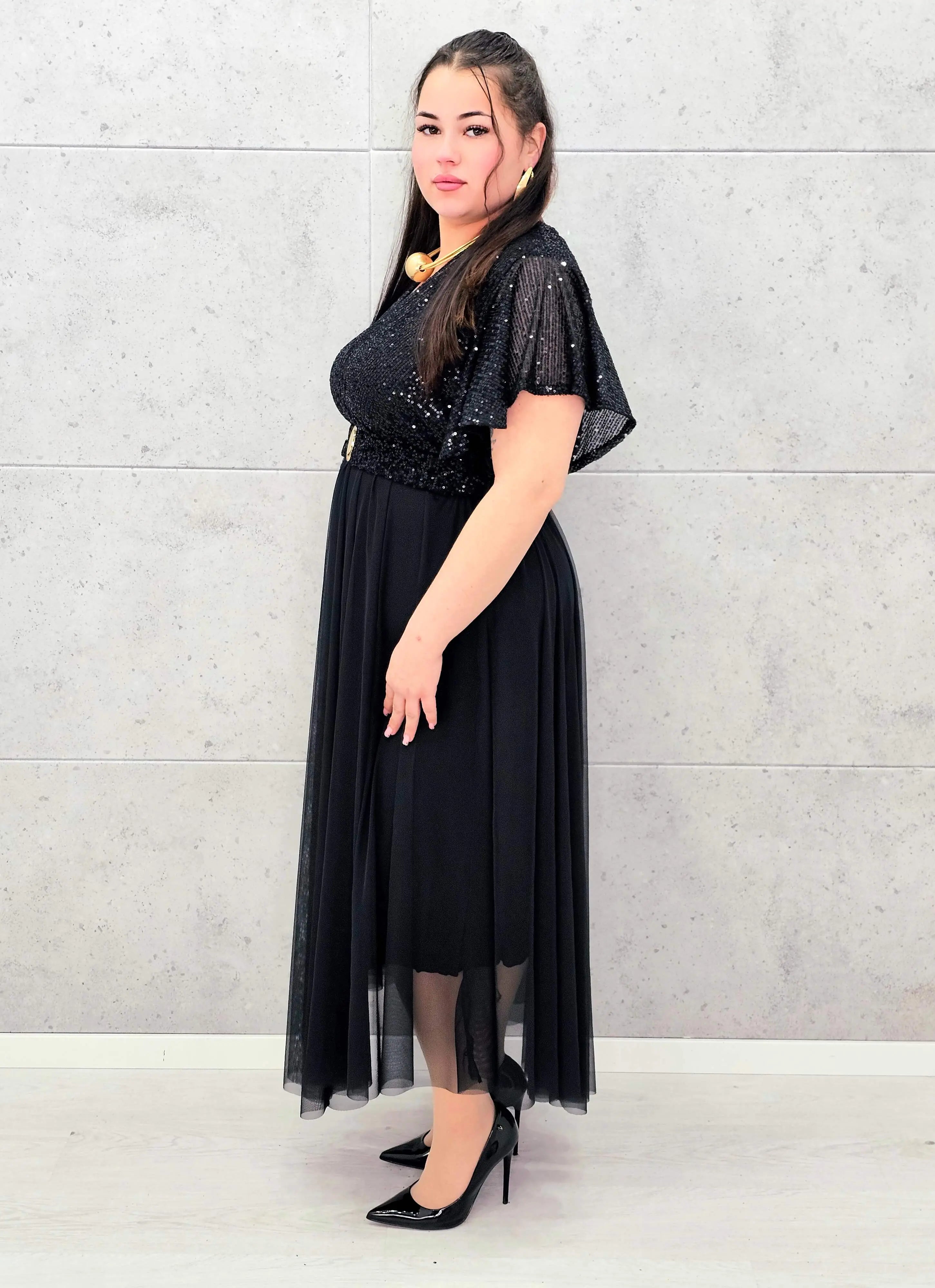 Elegancka sukienka XXL z cekinową górą i plisowanym dołem – wyjątkowa kolekcja plus size Stylowa XL