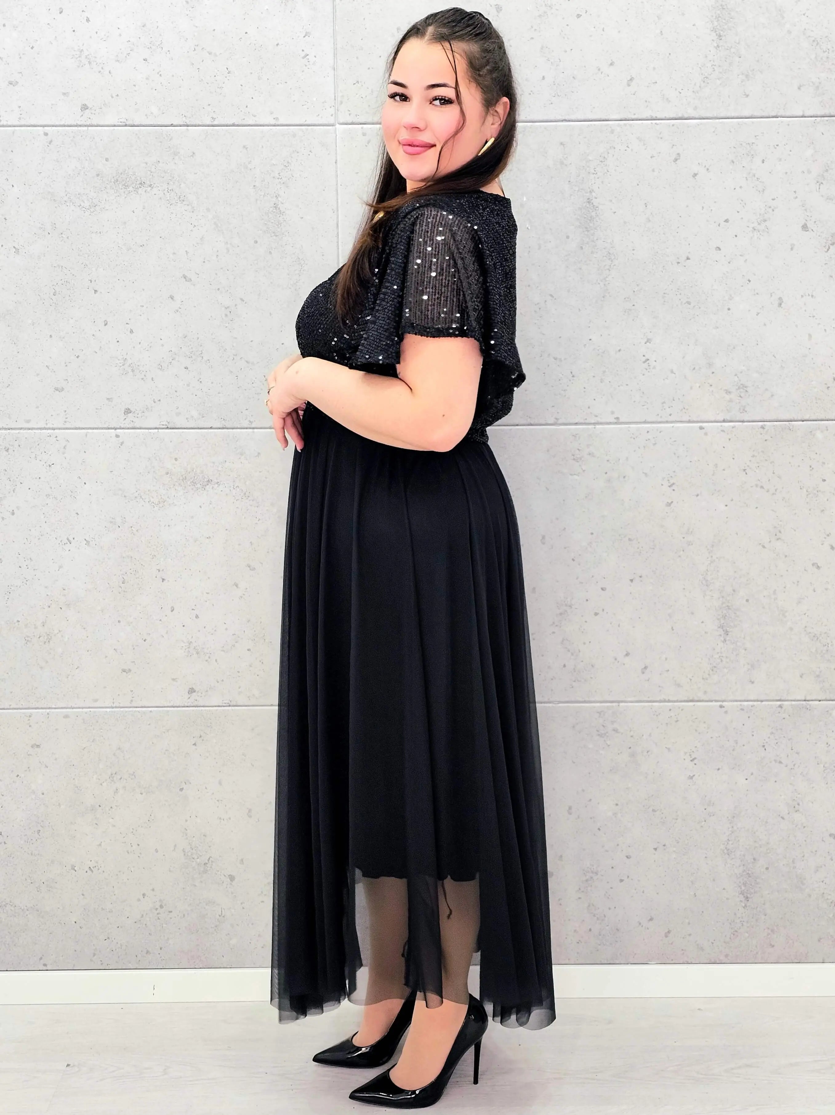 Elegancka sukienka XXL z cekinową górą i plisowanym dołem – wyjątkowa kolekcja plus size Stylowa XL