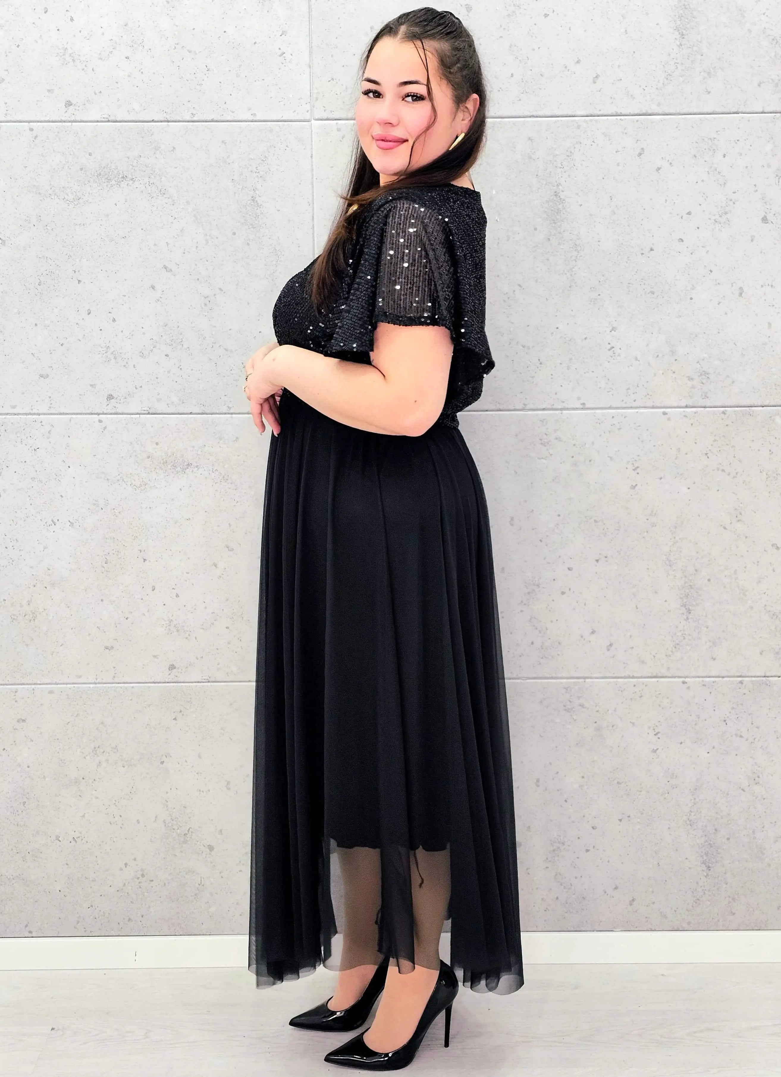 Elegancka sukienka XXL z cekinową górą i plisowanym dołem – wyjątkowa kolekcja plus size Stylowa XL