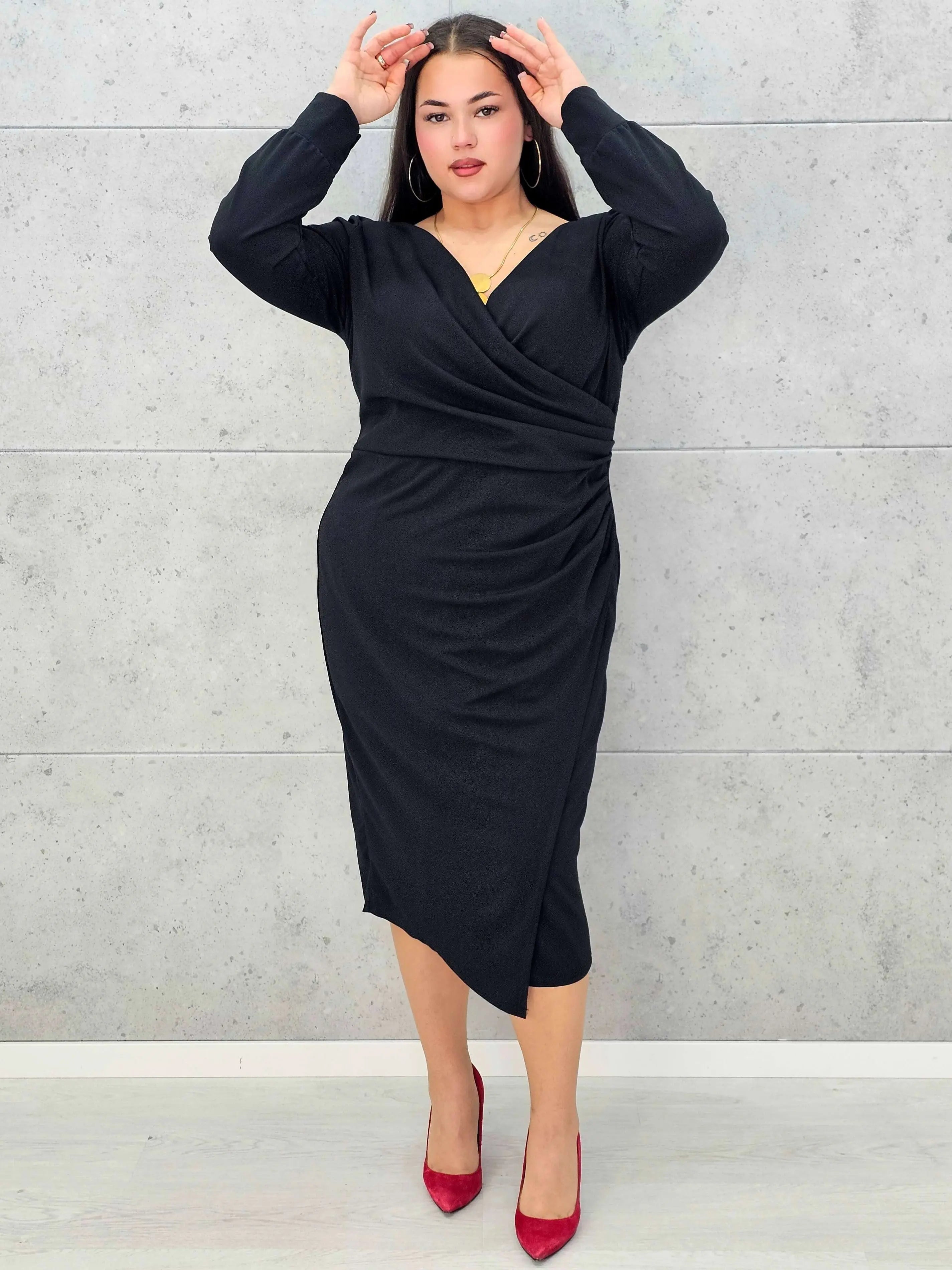 Elegancka sukienka plus size z drapowaniem – bordowa i czarna midi - Stylowa XL