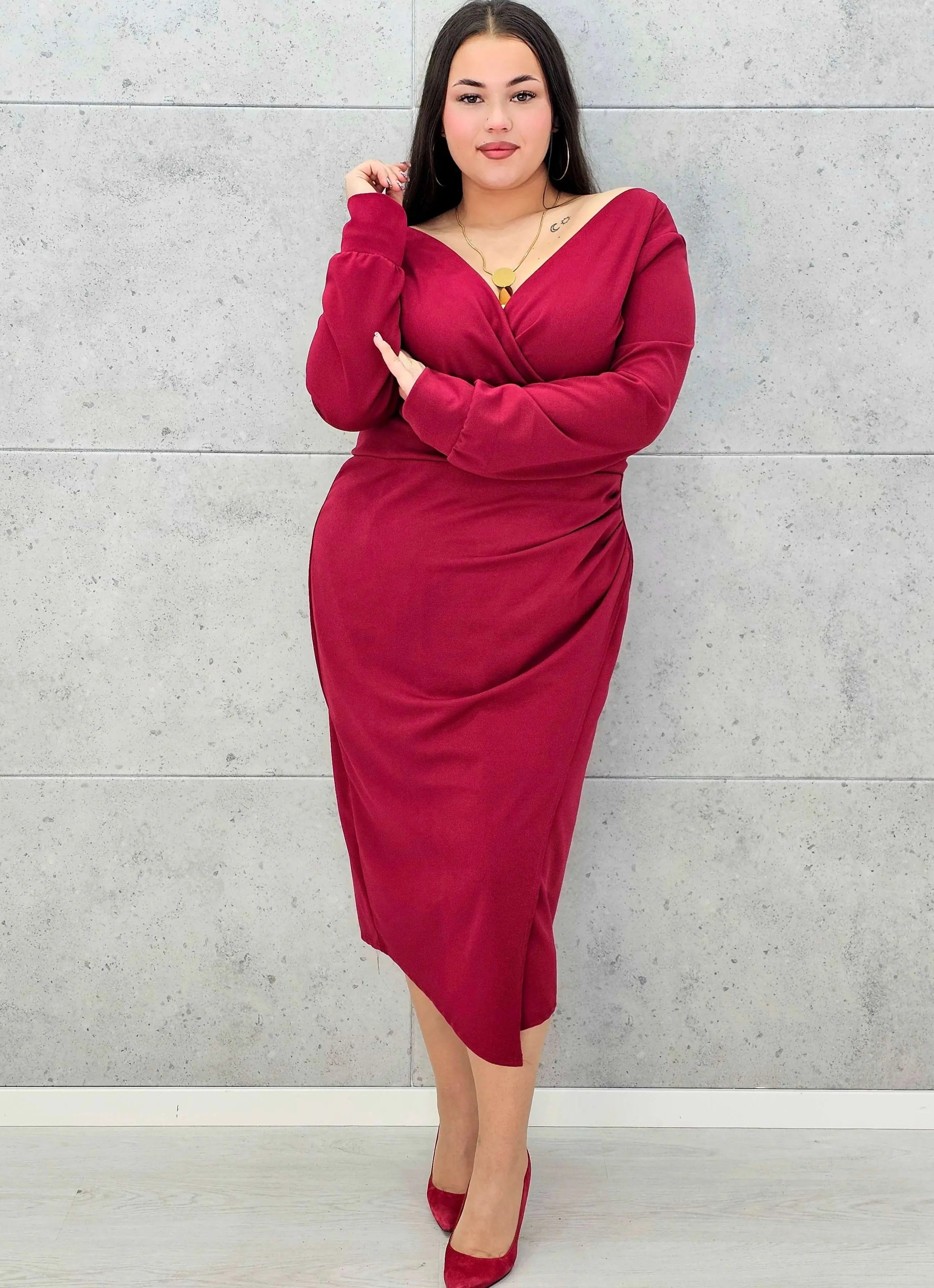 Elegancka sukienka plus size z drapowaniem – bordowa i czarna midi - Stylowa XL