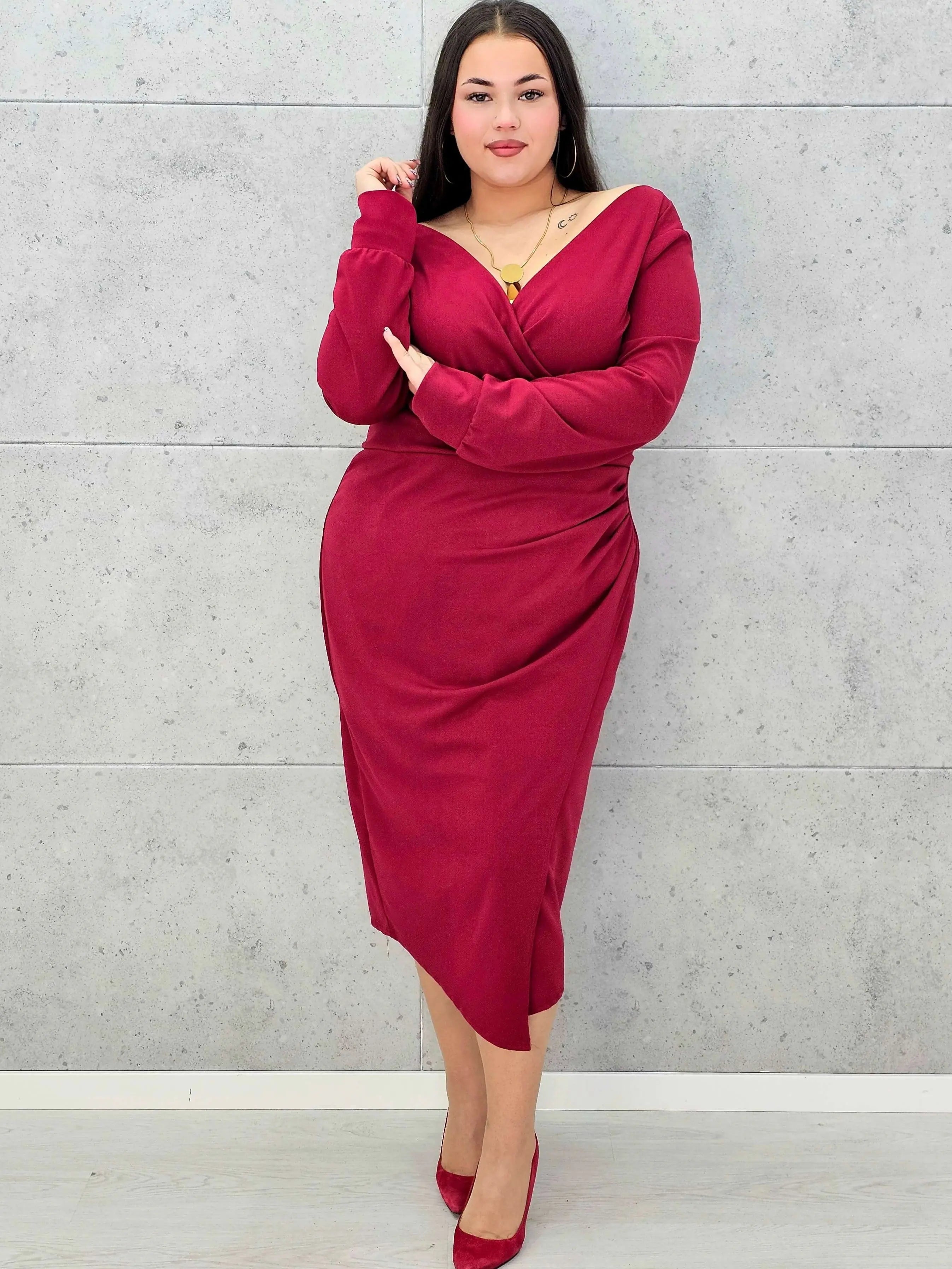 Elegancka sukienka plus size z drapowaniem – bordowa i czarna midi - Stylowa XL