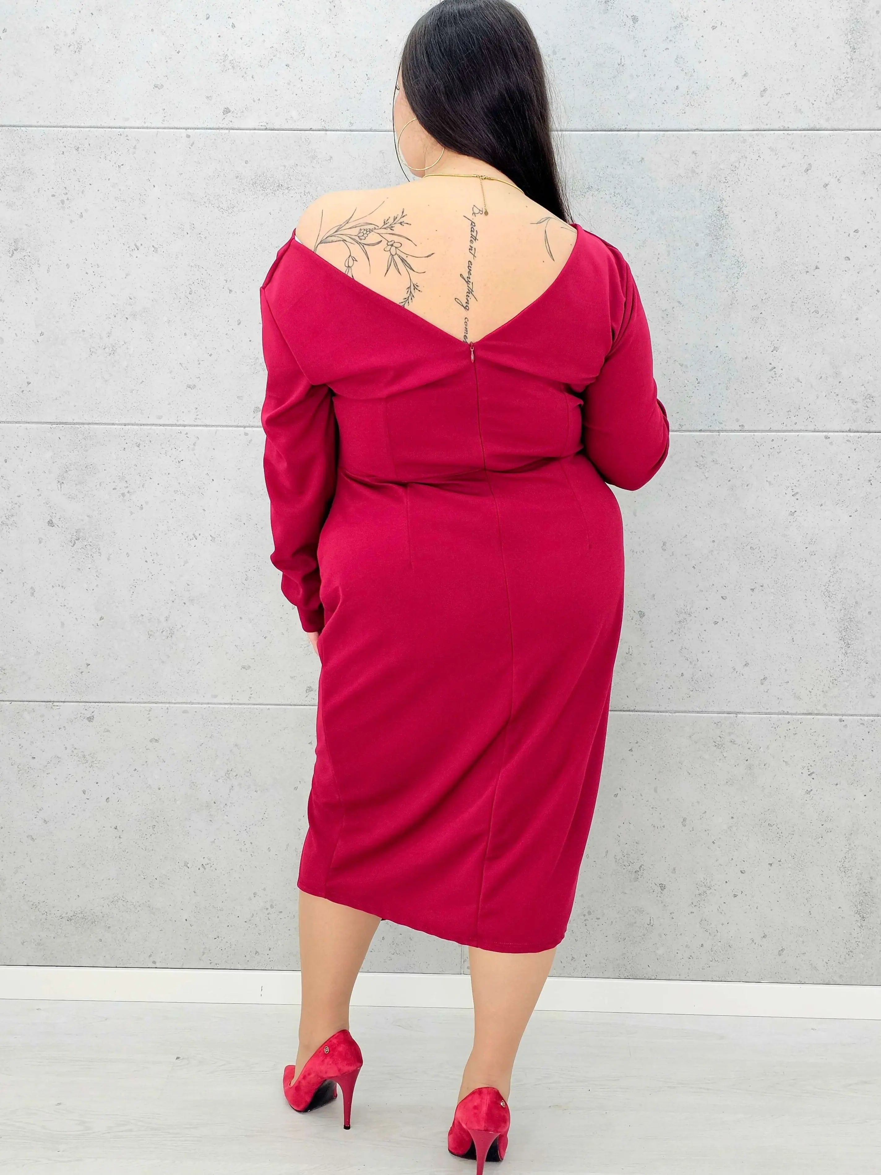 Elegancka sukienka plus size z drapowaniem – bordowa i czarna midi - Stylowa XL