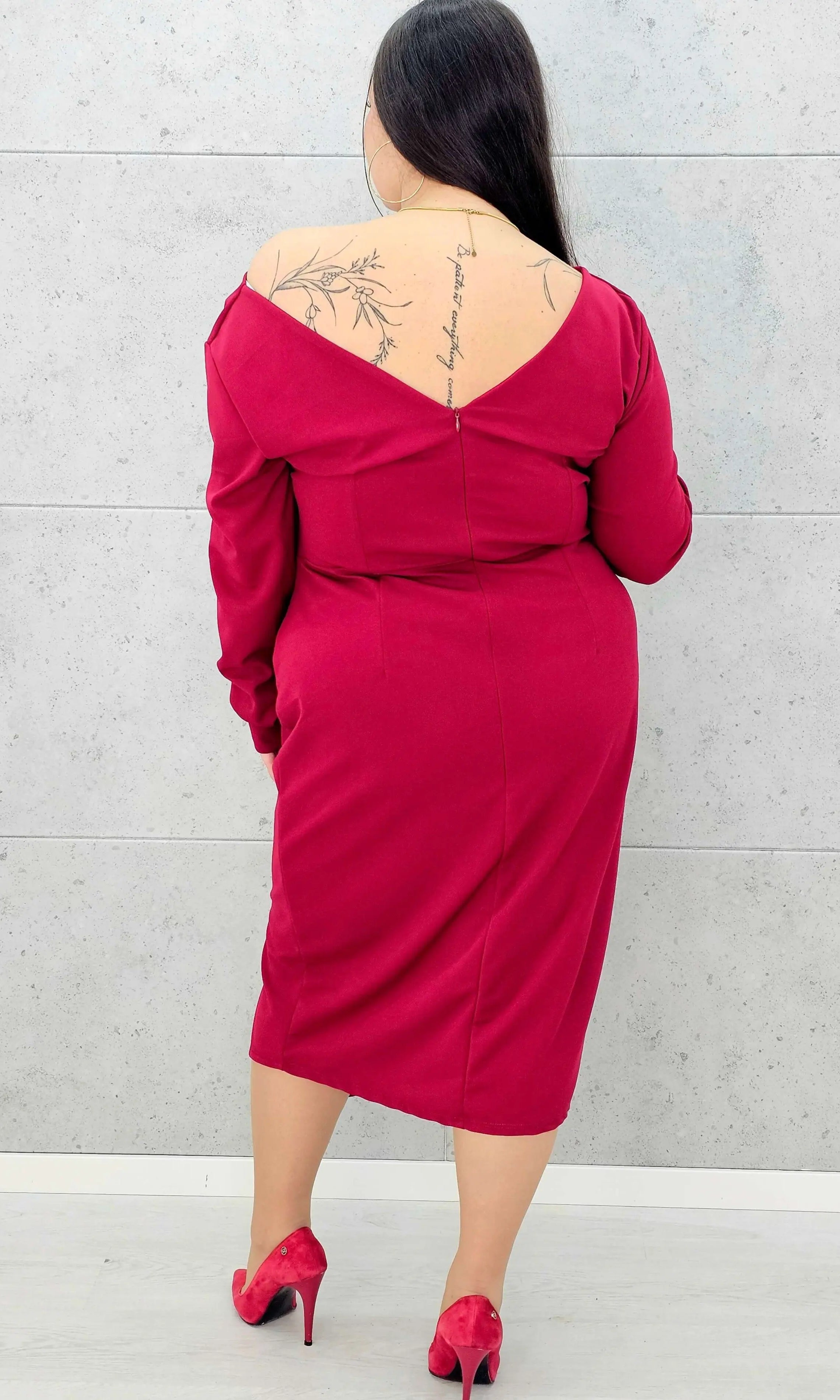 Elegancka sukienka plus size z drapowaniem – bordowa i czarna midi - Stylowa XL