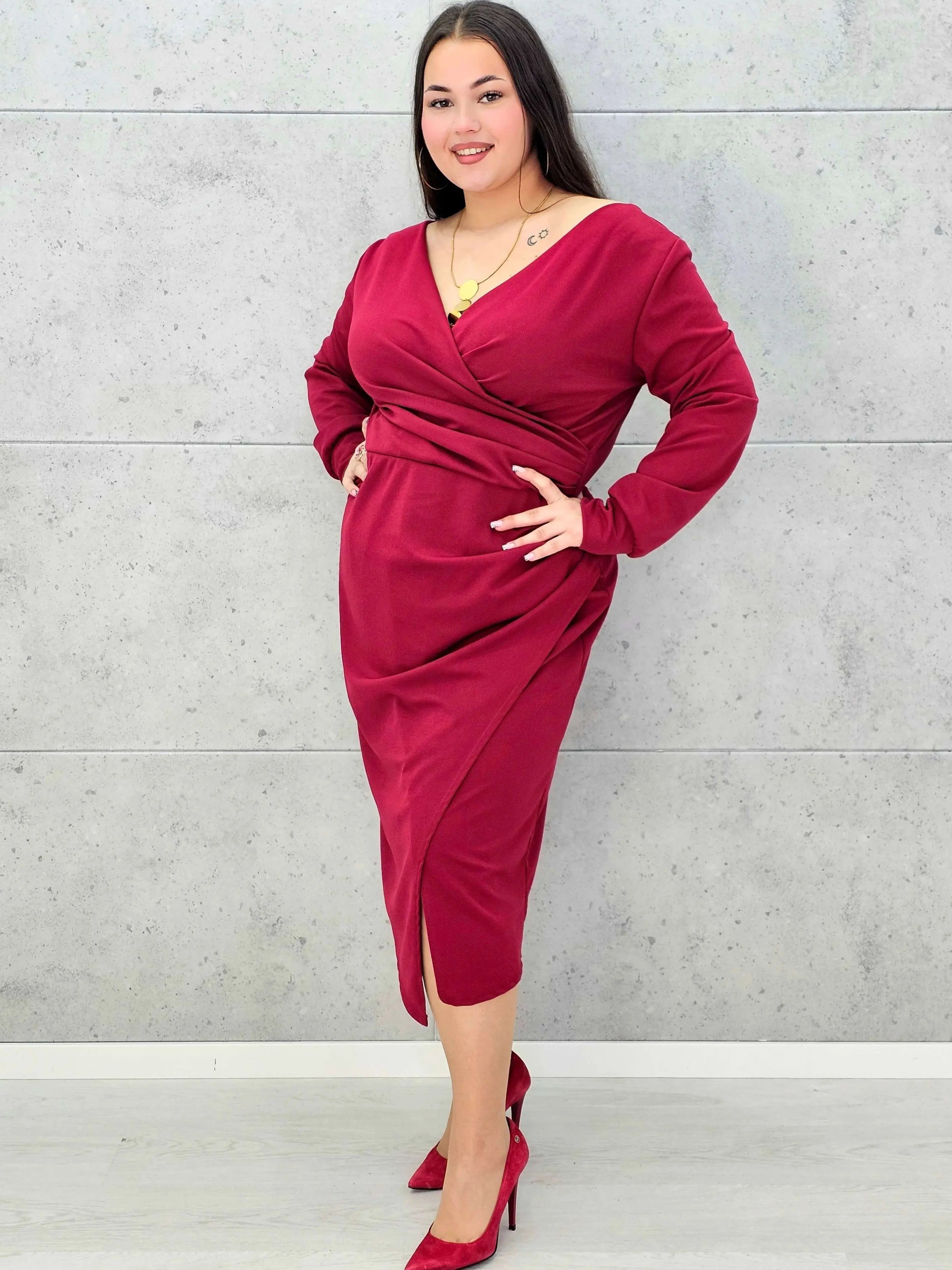Elegancka sukienka plus size z drapowaniem – bordowa i czarna midi - Stylowa XL