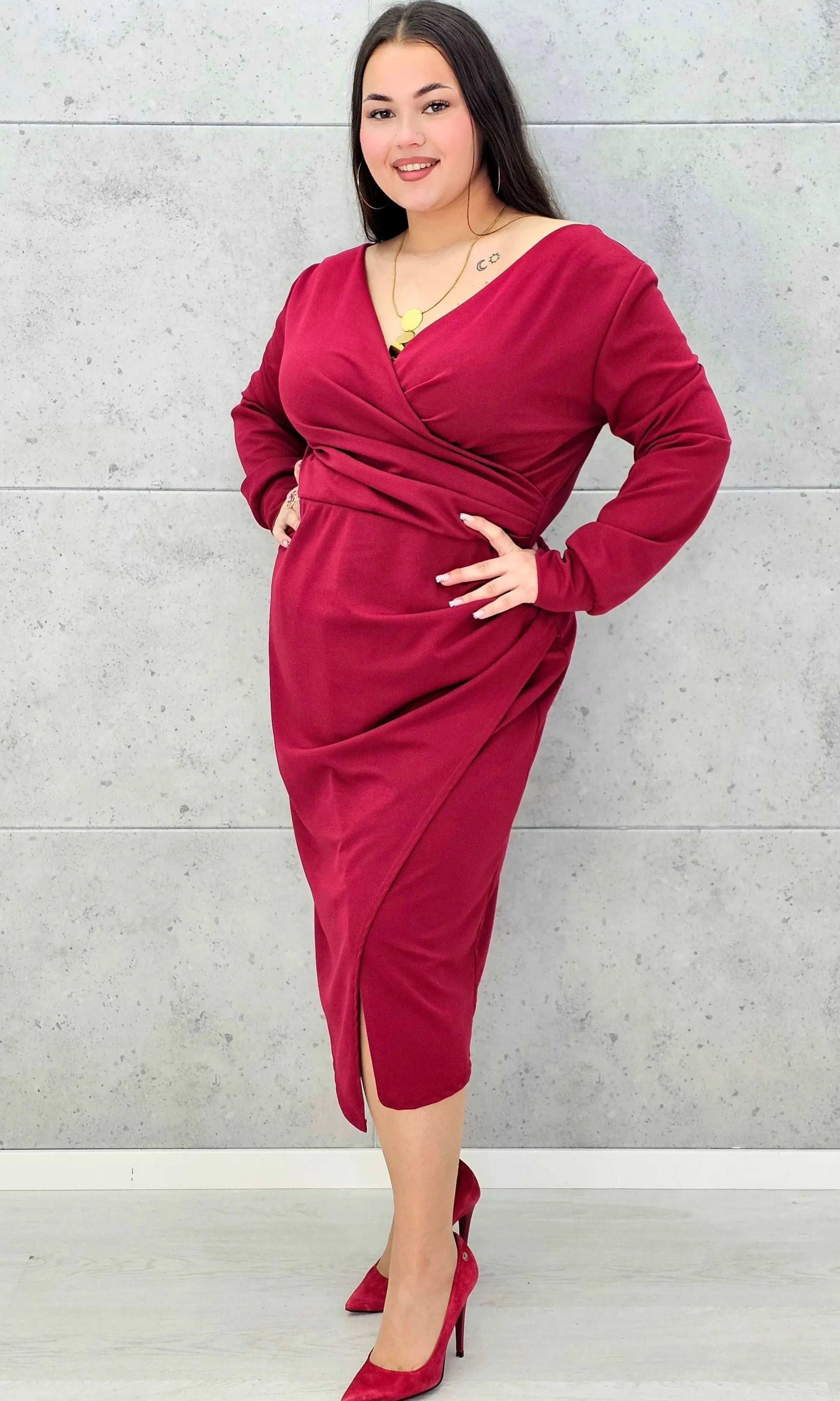 Elegancka sukienka plus size z drapowaniem – bordowa i czarna midi - Stylowa XL