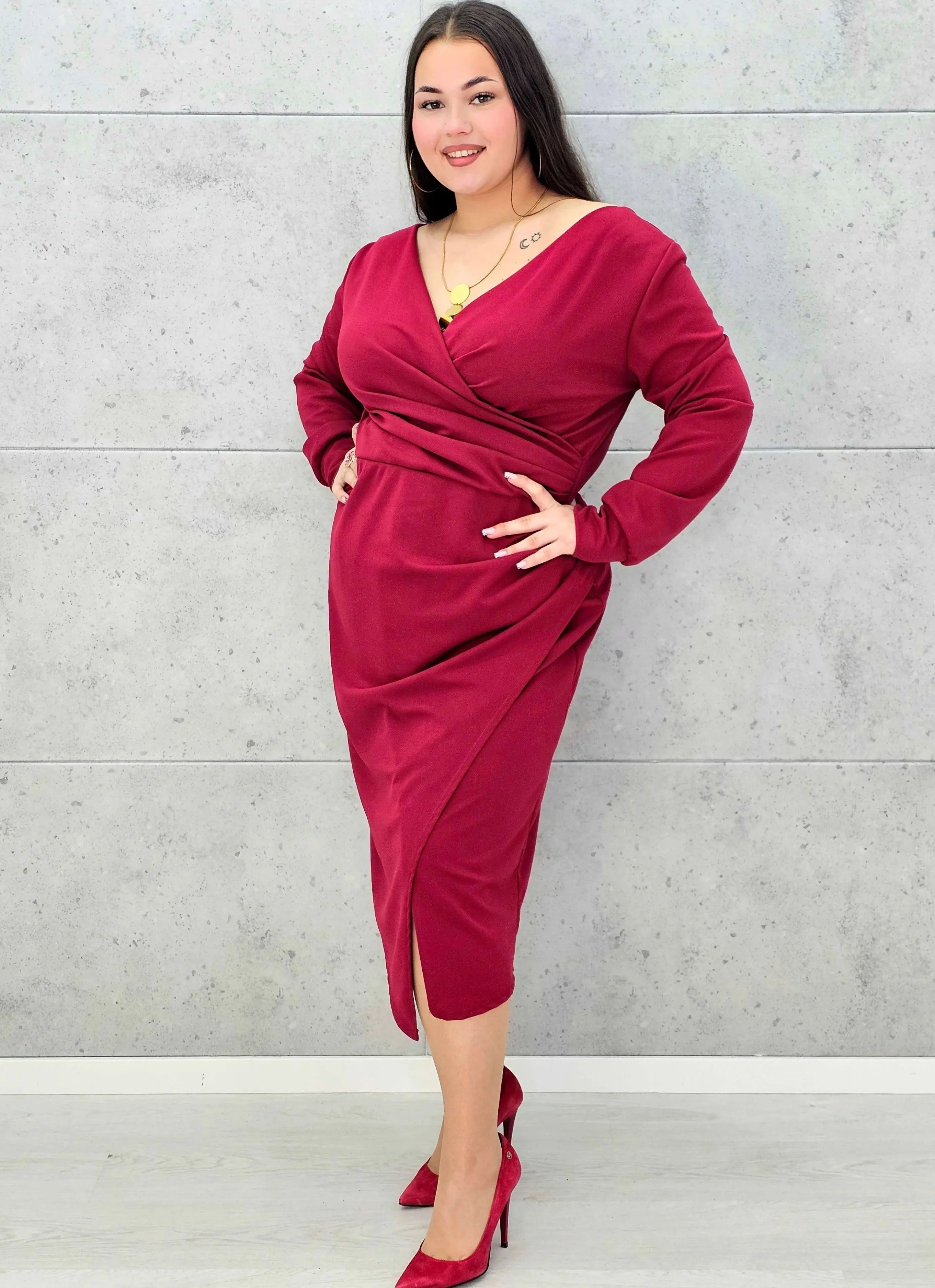 Elegancka sukienka plus size z drapowaniem – bordowa i czarna midi - Stylowa XL
