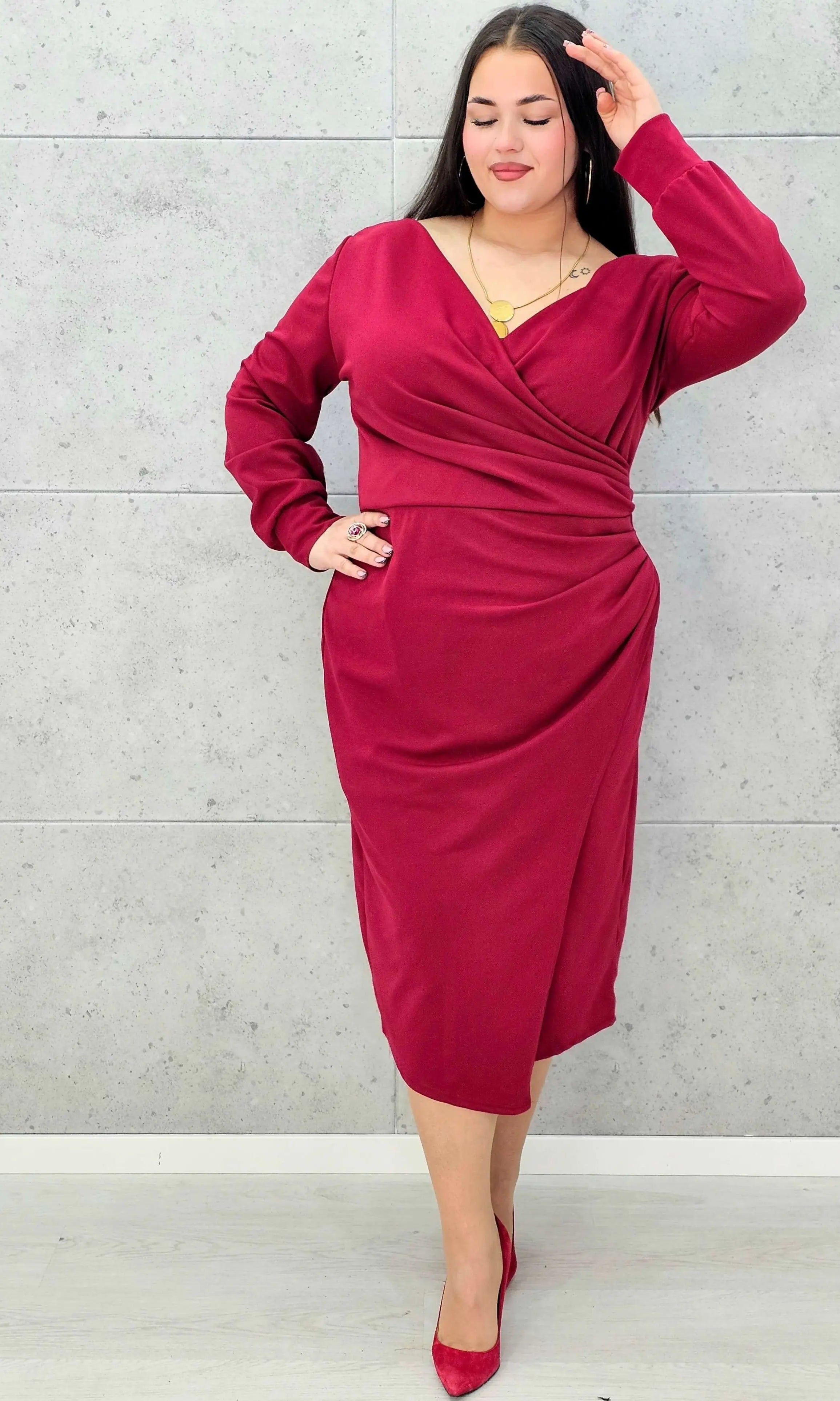 Elegancka sukienka plus size z drapowaniem – bordowa i czarna midi - Stylowa XL