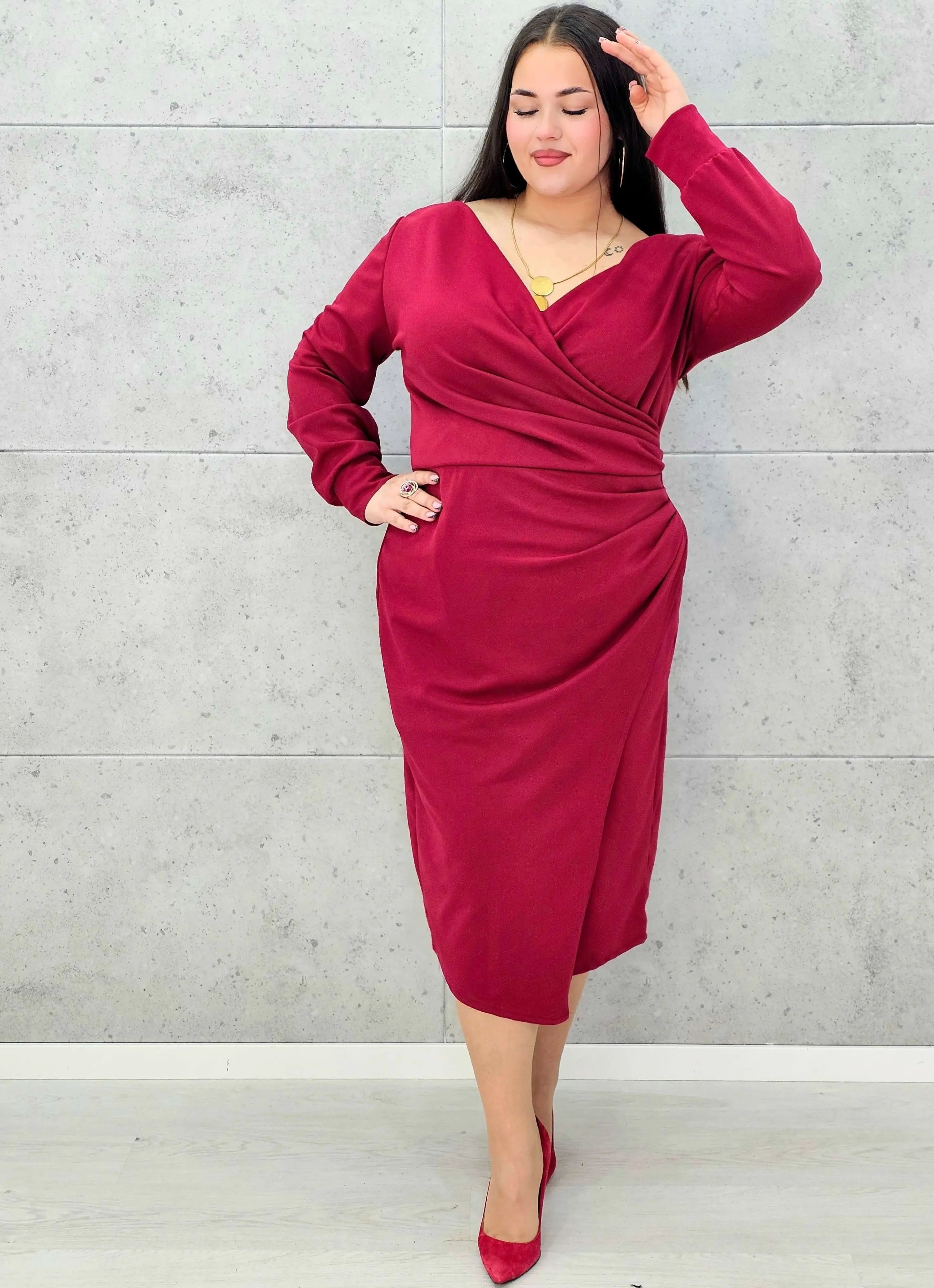 Elegancka sukienka plus size z drapowaniem – bordowa i czarna midi - Stylowa XL