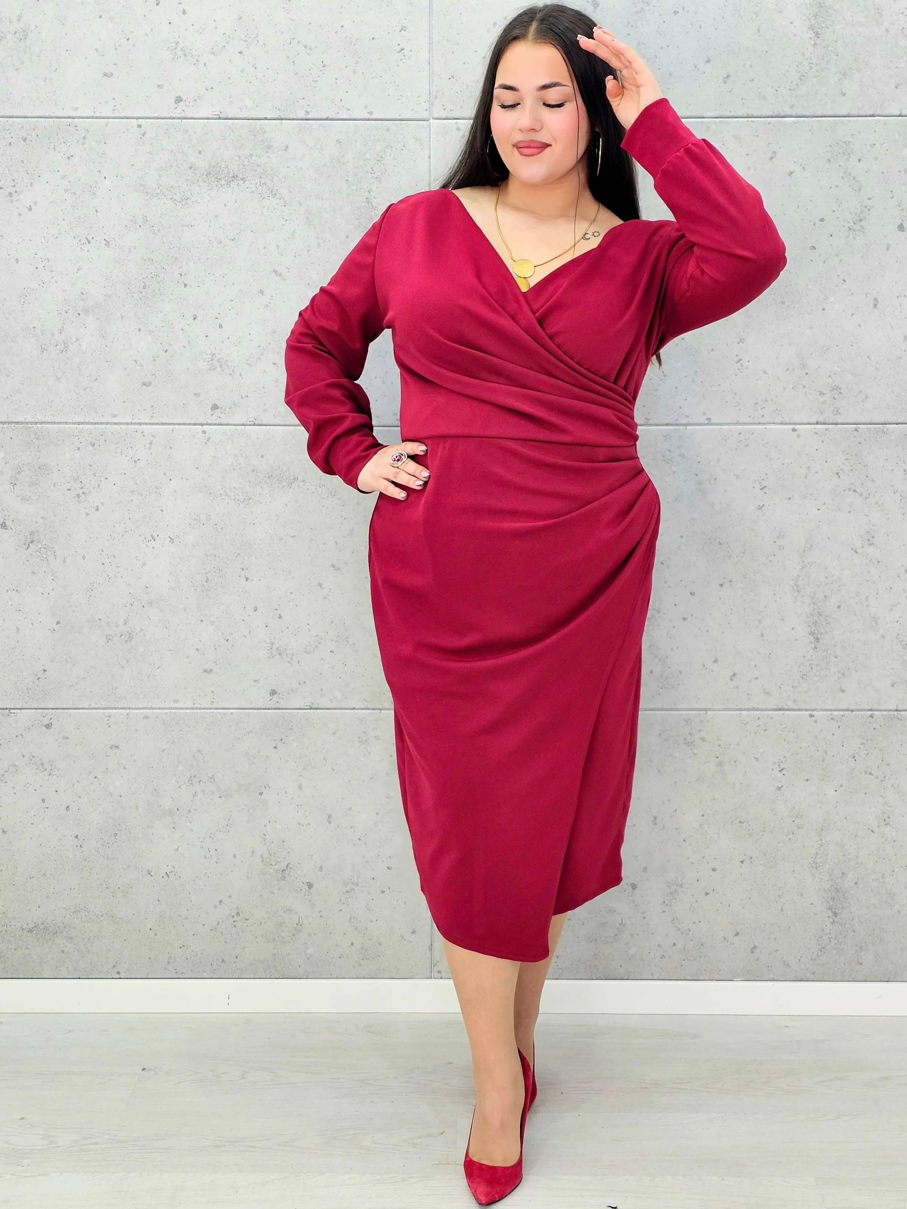 Elegancka sukienka plus size z drapowaniem – bordowa i czarna midi - Stylowa XL
