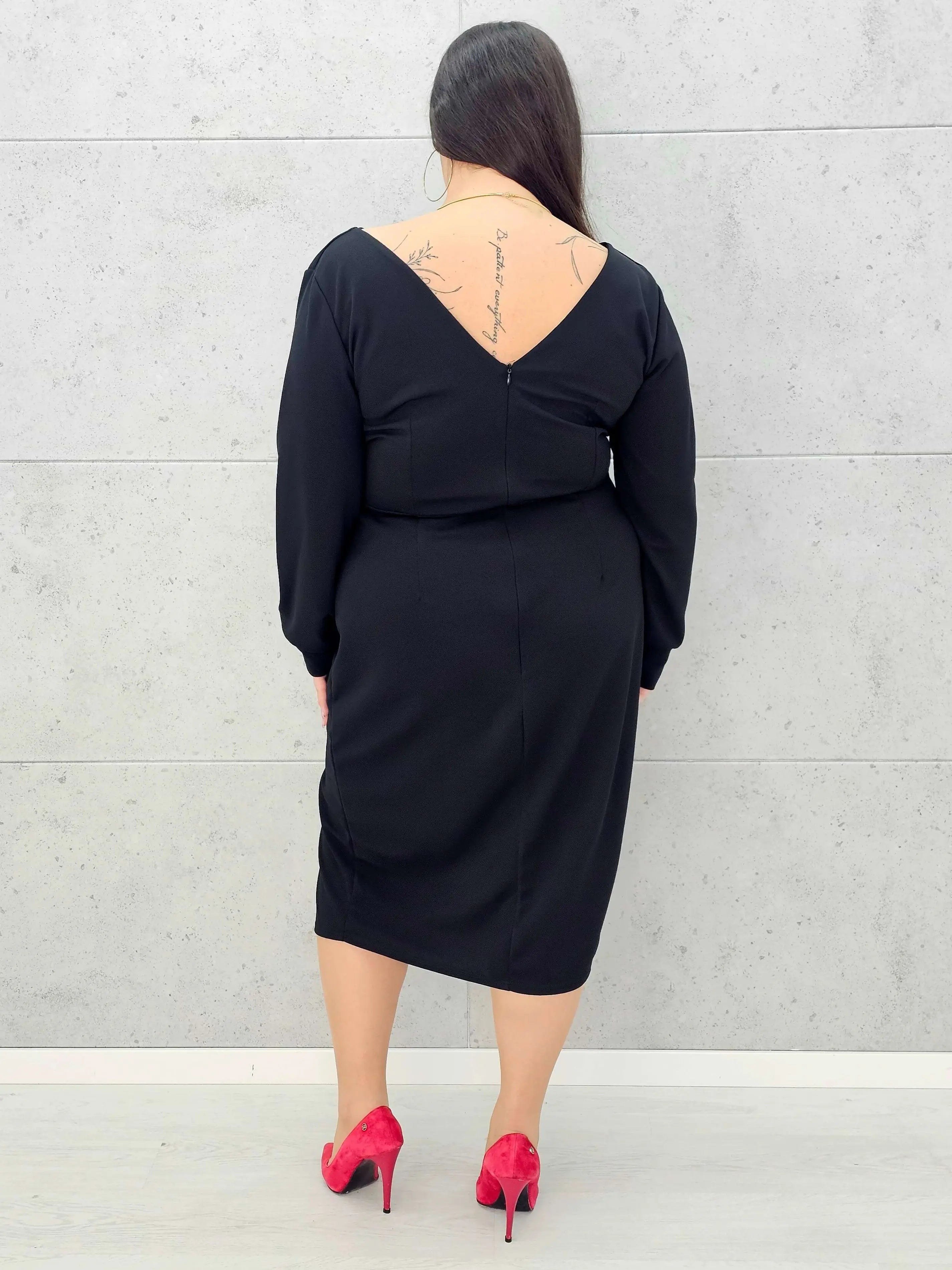 Elegancka sukienka plus size z drapowaniem – bordowa i czarna midi - Stylowa XL