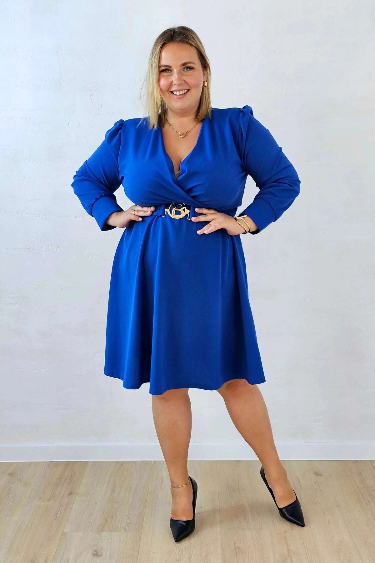 Elegancka sukienka plus size z kopertowym dekoltem i ozdobnym paskiem Stylowa XL