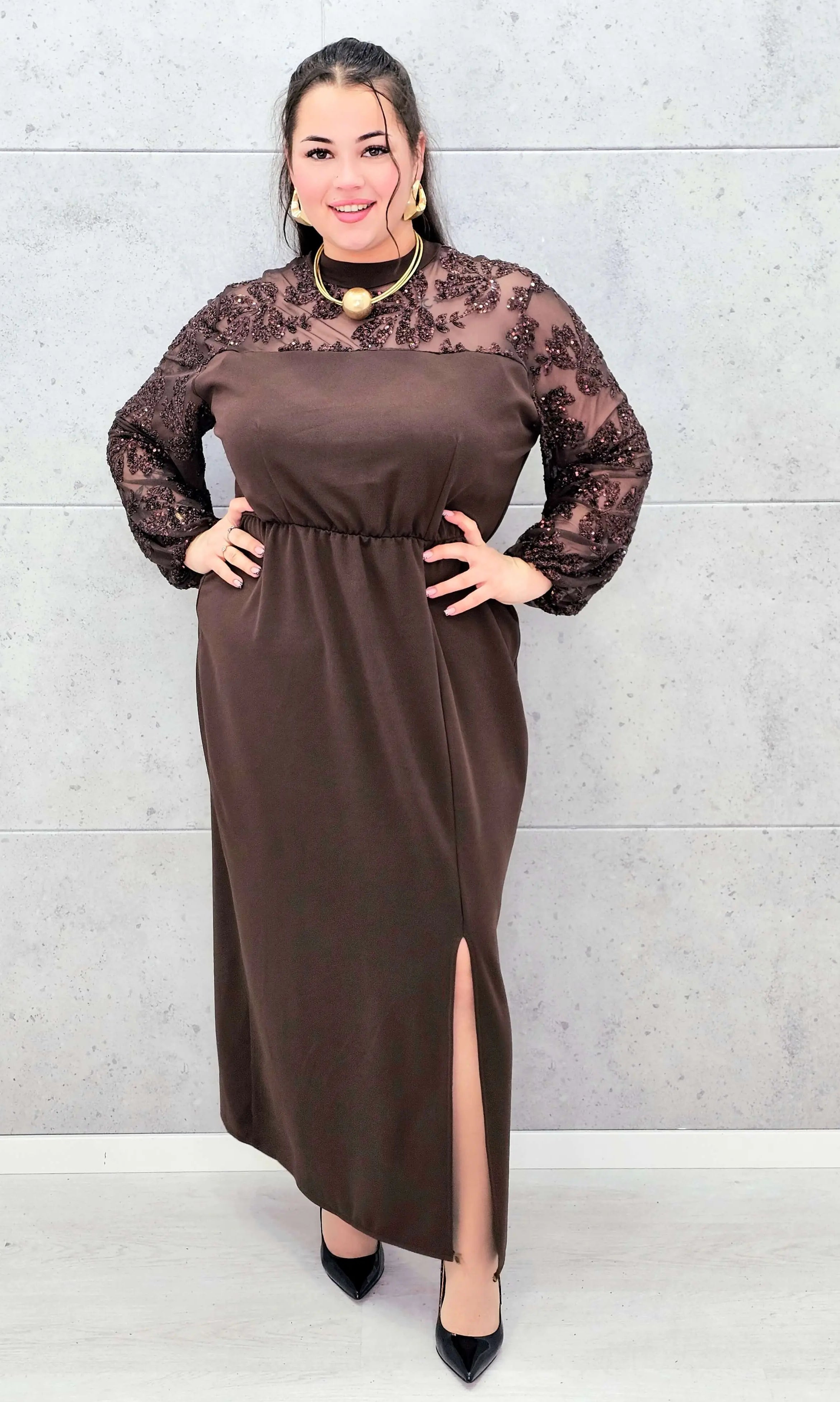 Elegancka sukienka plus size z koronką i cekinami – wyjątkowa propozycja na wielkie wyjścia Stylowa XL
