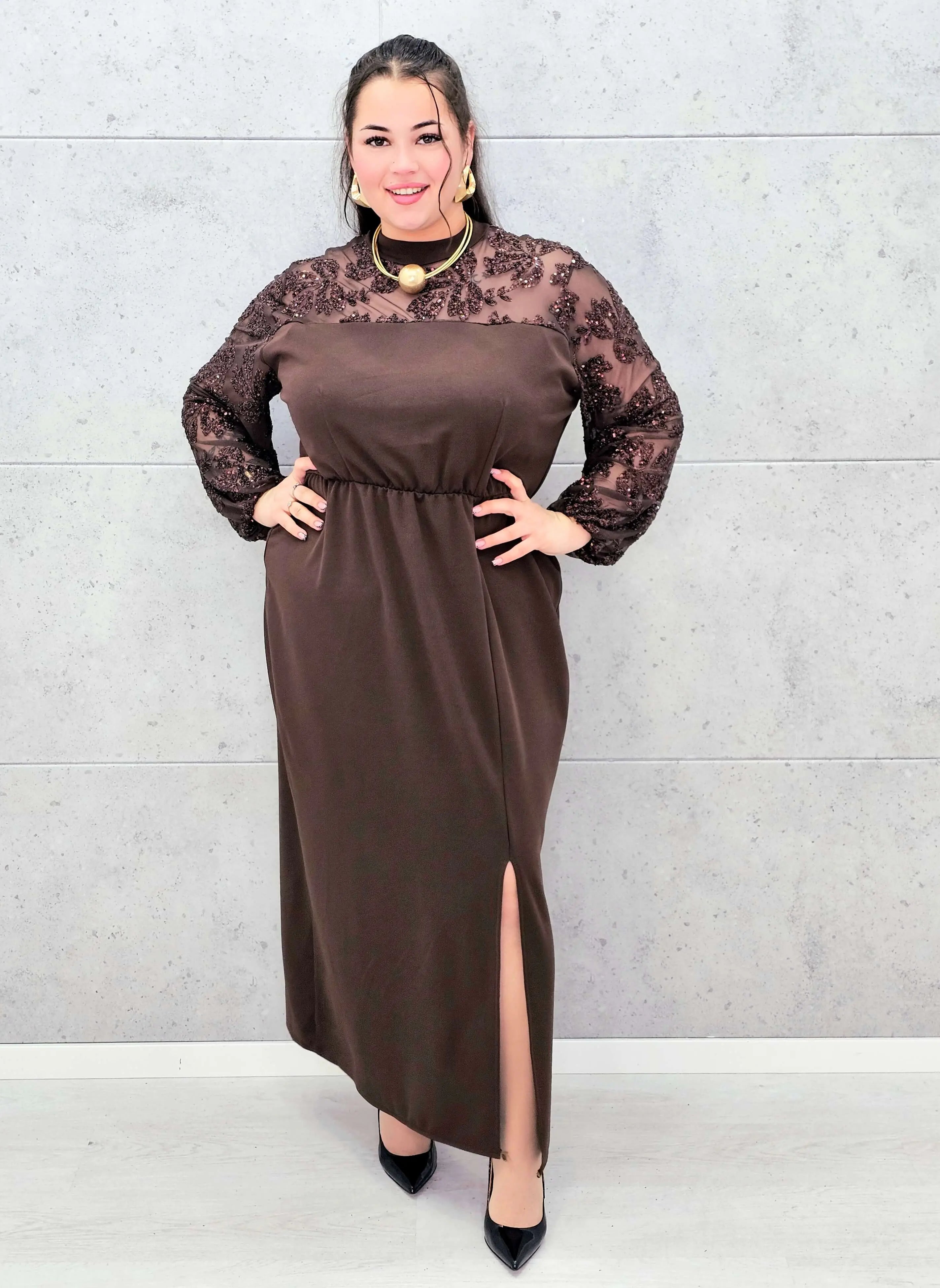 Elegancka sukienka plus size z koronką i cekinami – wyjątkowa propozycja na wielkie wyjścia Stylowa XL