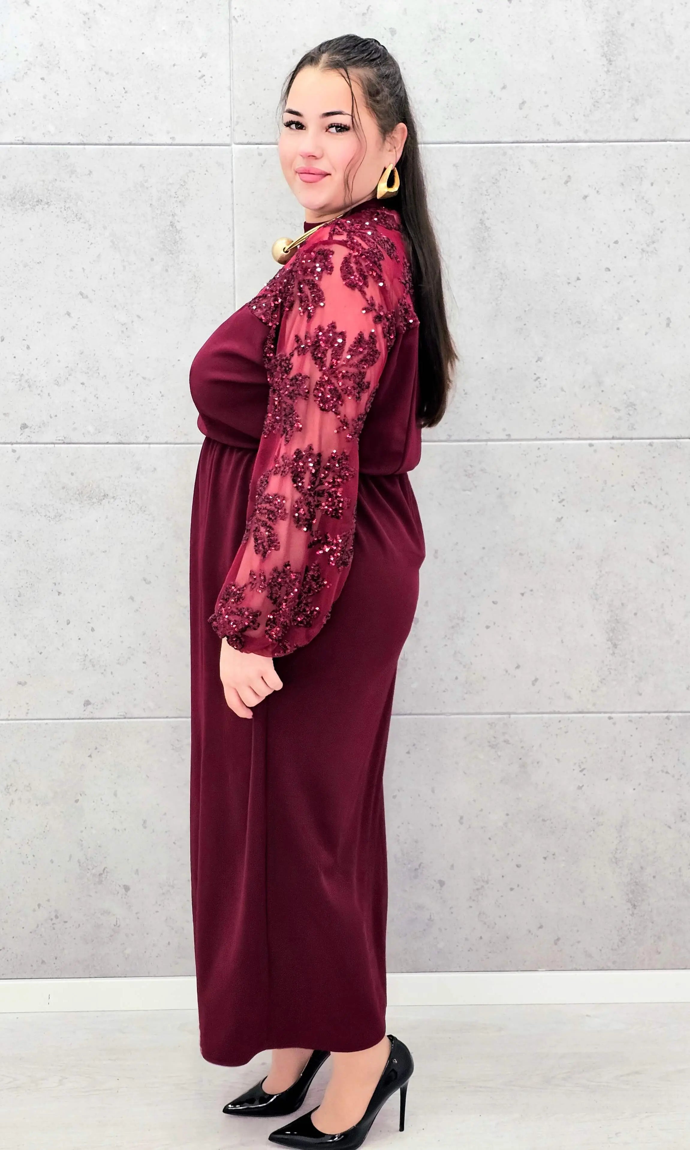 Elegancka sukienka plus size z koronką i cekinami – wyjątkowa propozycja na wielkie wyjścia Stylowa XL