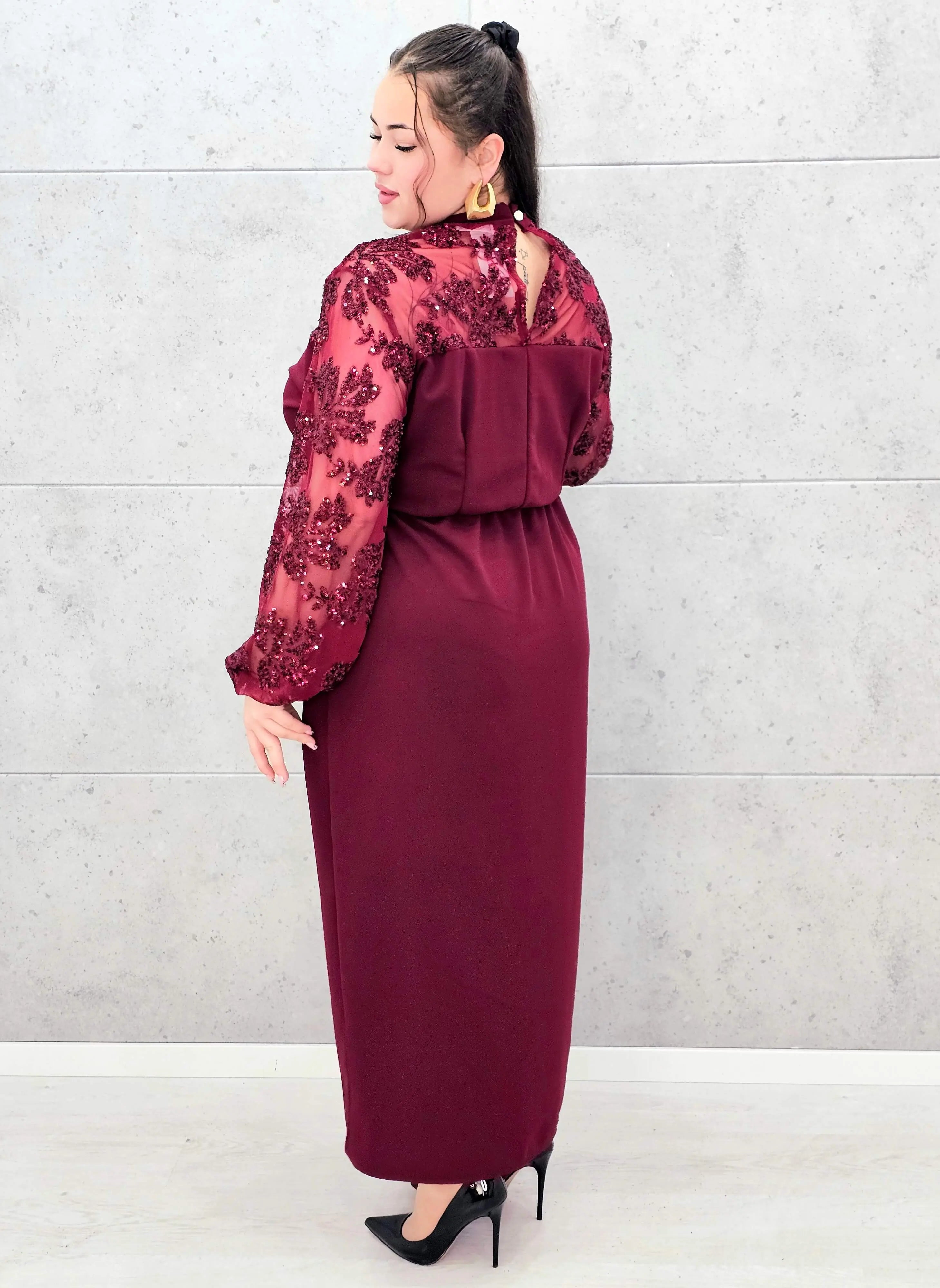 Elegancka sukienka plus size z koronką i cekinami – wyjątkowa propozycja na wielkie wyjścia Stylowa XL