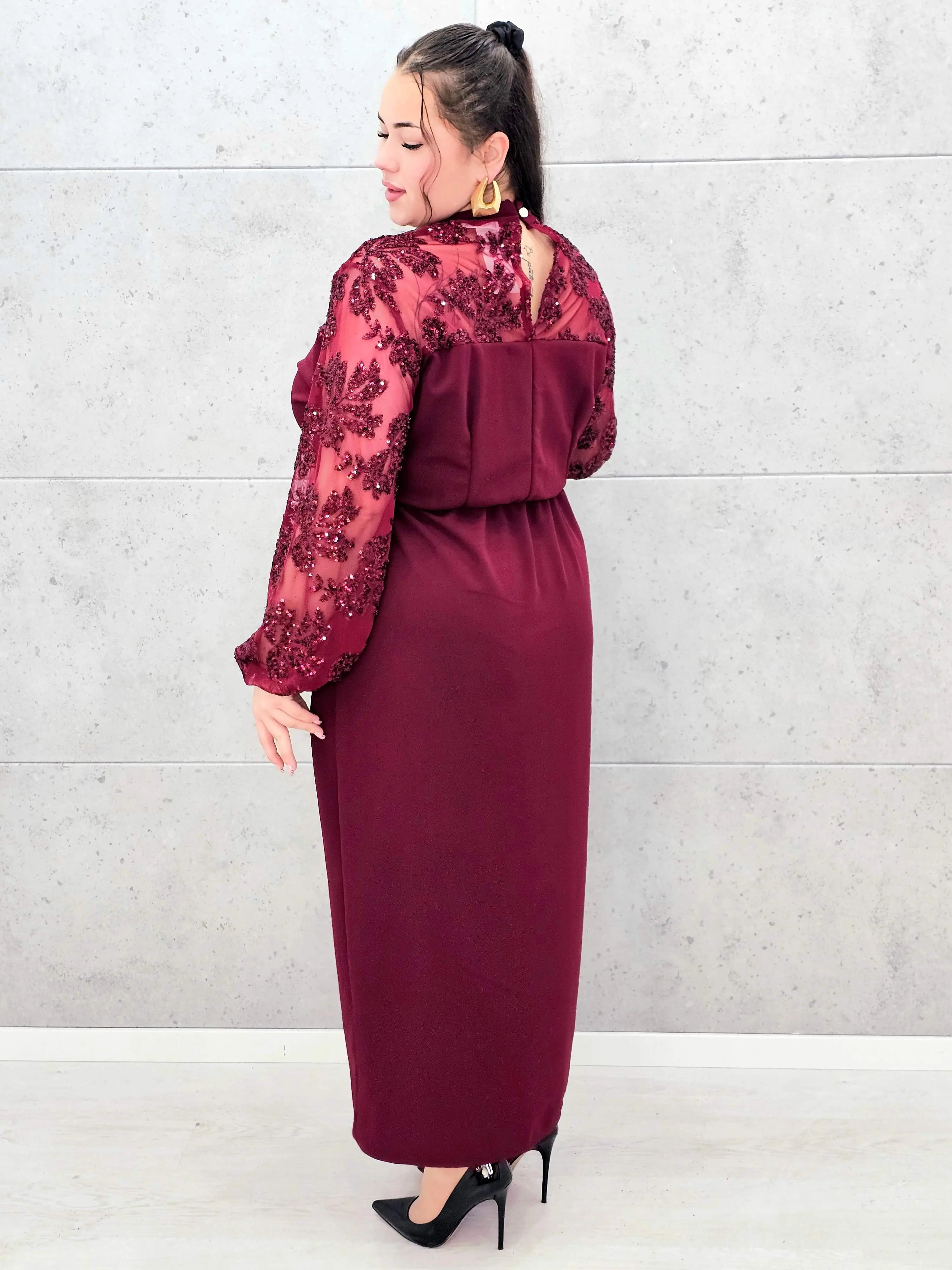 Elegancka sukienka plus size z koronką i cekinami – wyjątkowa propozycja na wielkie wyjścia Stylowa XL