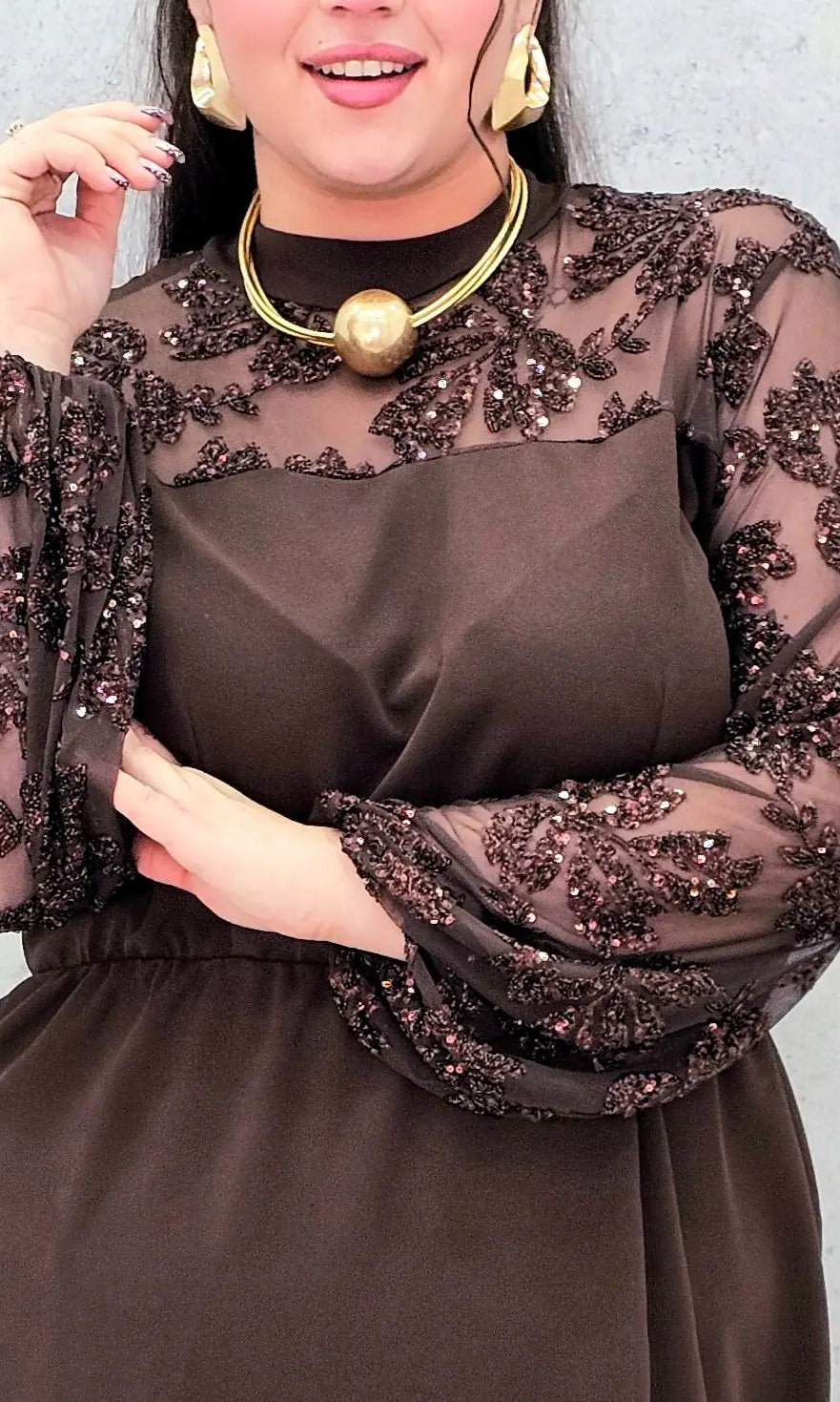 Elegancka sukienka plus size z koronką i cekinami – wyjątkowa propozycja na wielkie wyjścia Stylowa XL