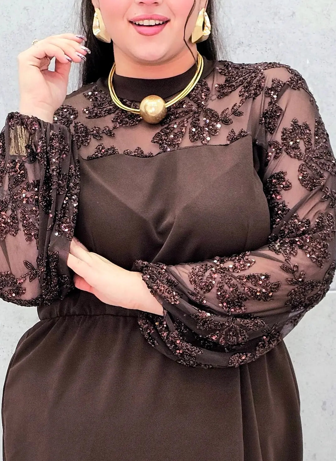 Elegancka sukienka plus size z koronką i cekinami – wyjątkowa propozycja na wielkie wyjścia Stylowa XL