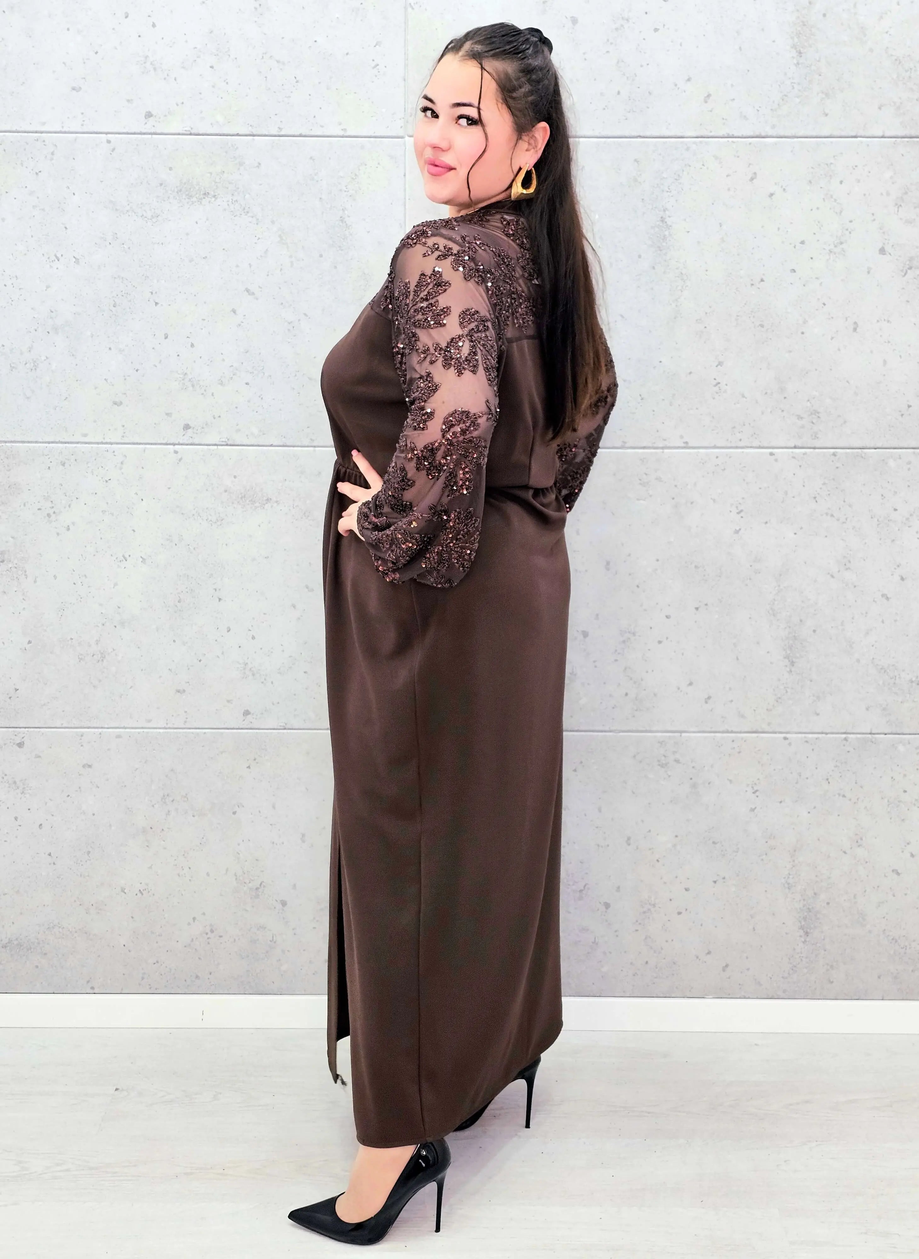 Elegancka sukienka plus size z koronką i cekinami – wyjątkowa propozycja na wielkie wyjścia Stylowa XL