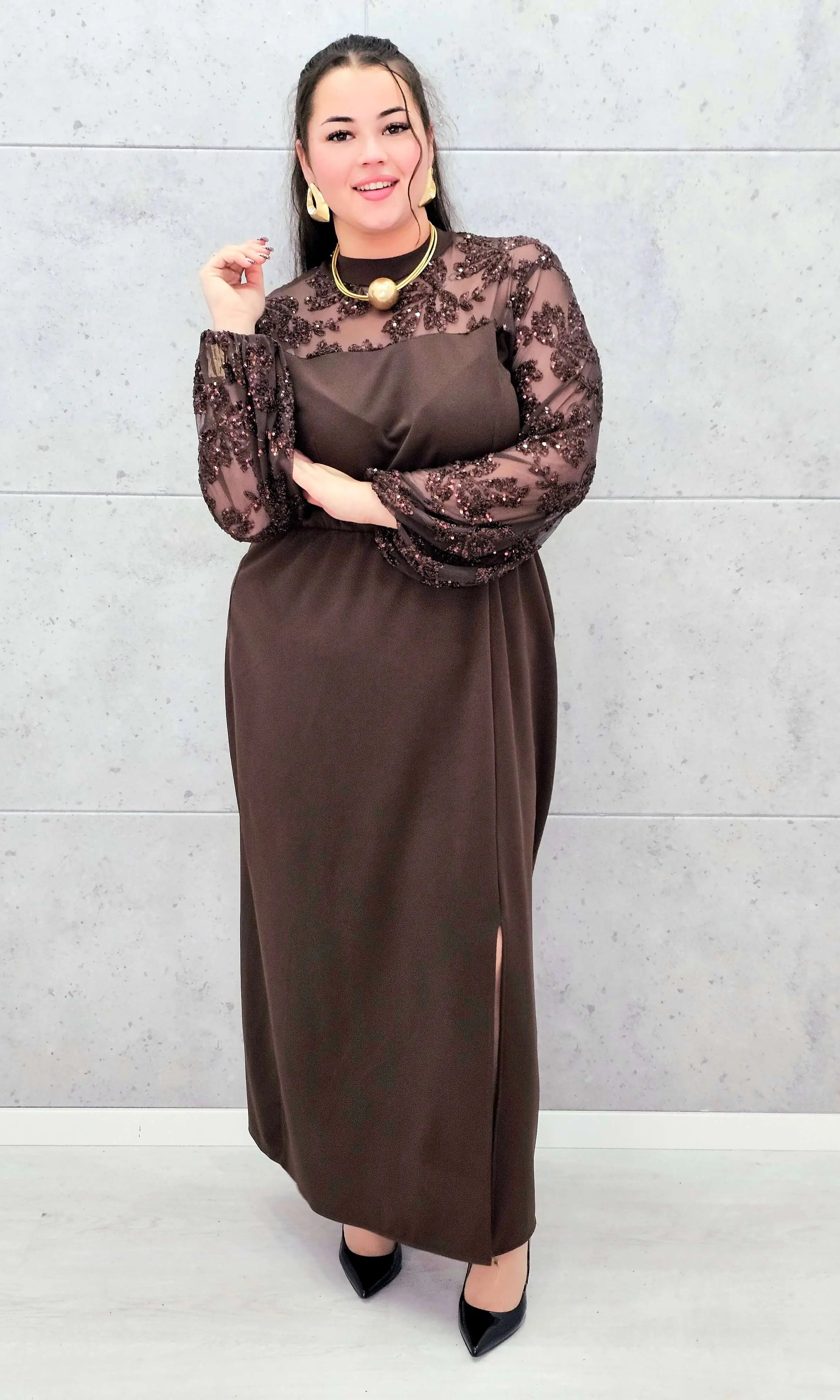 Elegancka sukienka plus size z koronką i cekinami – wyjątkowa propozycja na wielkie wyjścia Stylowa XL