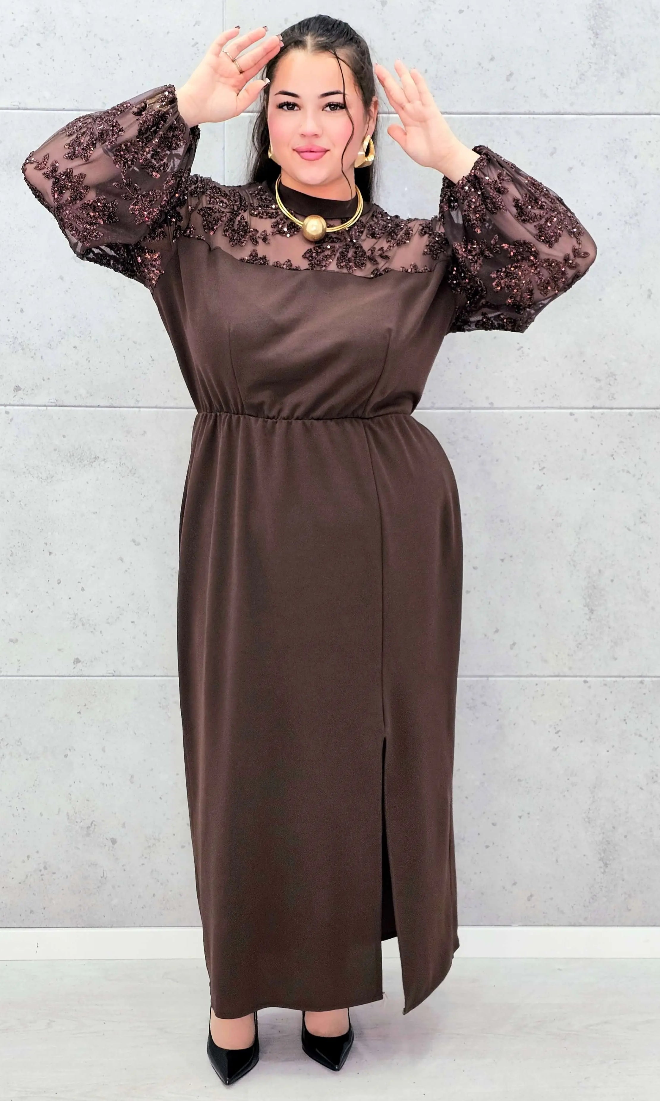 Elegancka sukienka plus size z koronką i cekinami – wyjątkowa propozycja na wielkie wyjścia Stylowa XL