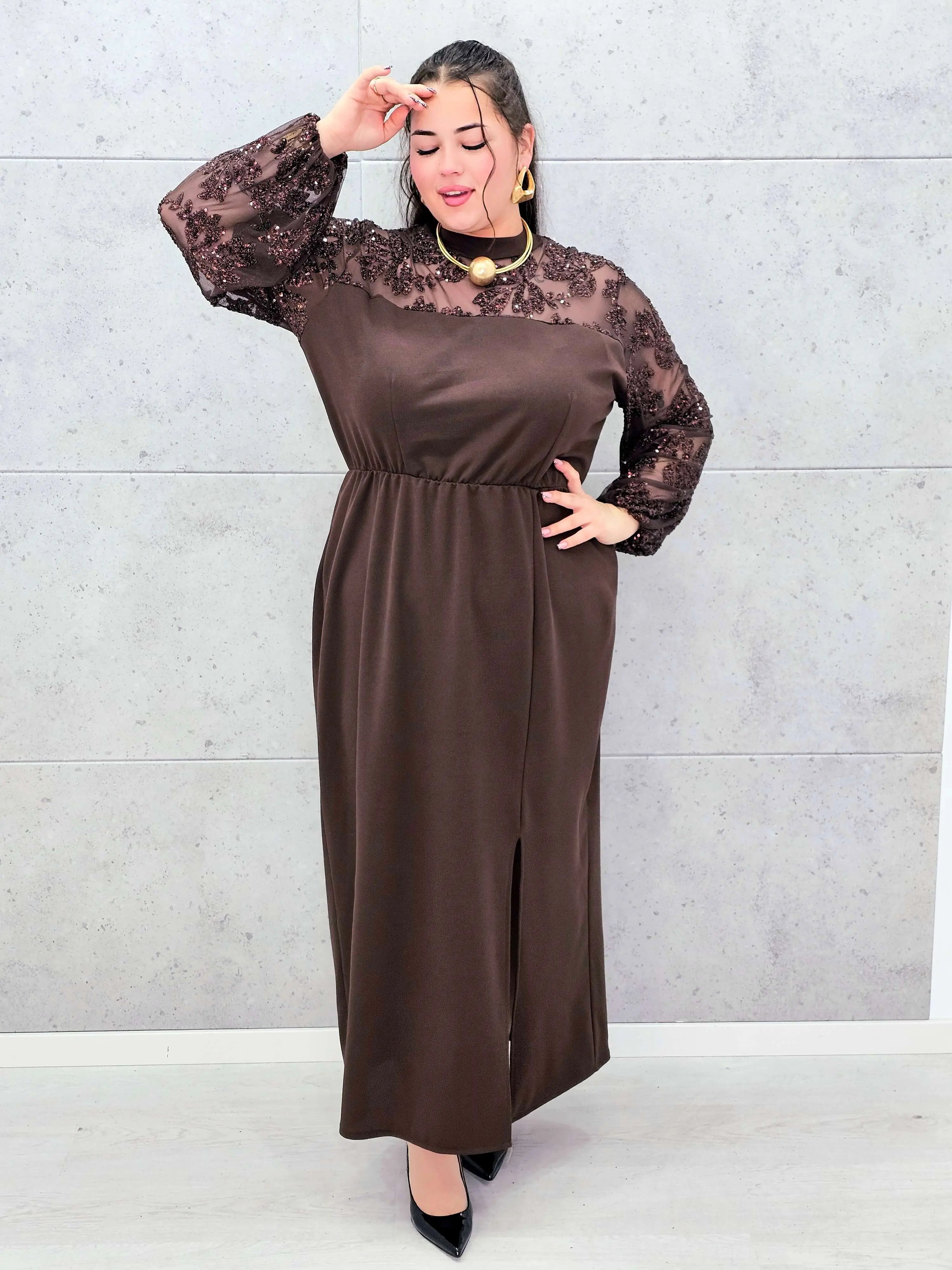 Elegancka sukienka plus size z koronką i cekinami – wyjątkowa propozycja na wielkie wyjścia Stylowa XL