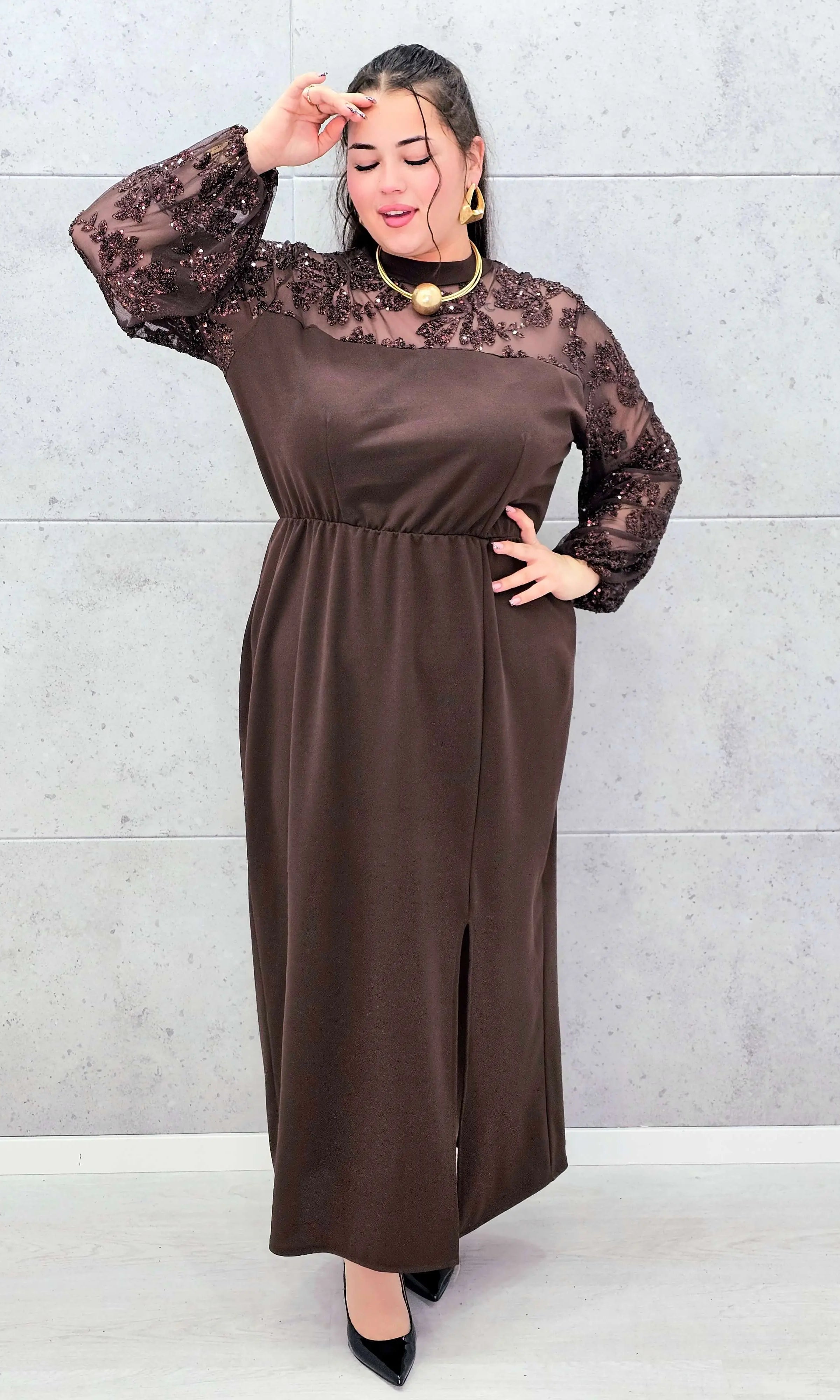 Elegancka sukienka plus size z koronką i cekinami – wyjątkowa propozycja na wielkie wyjścia Stylowa XL