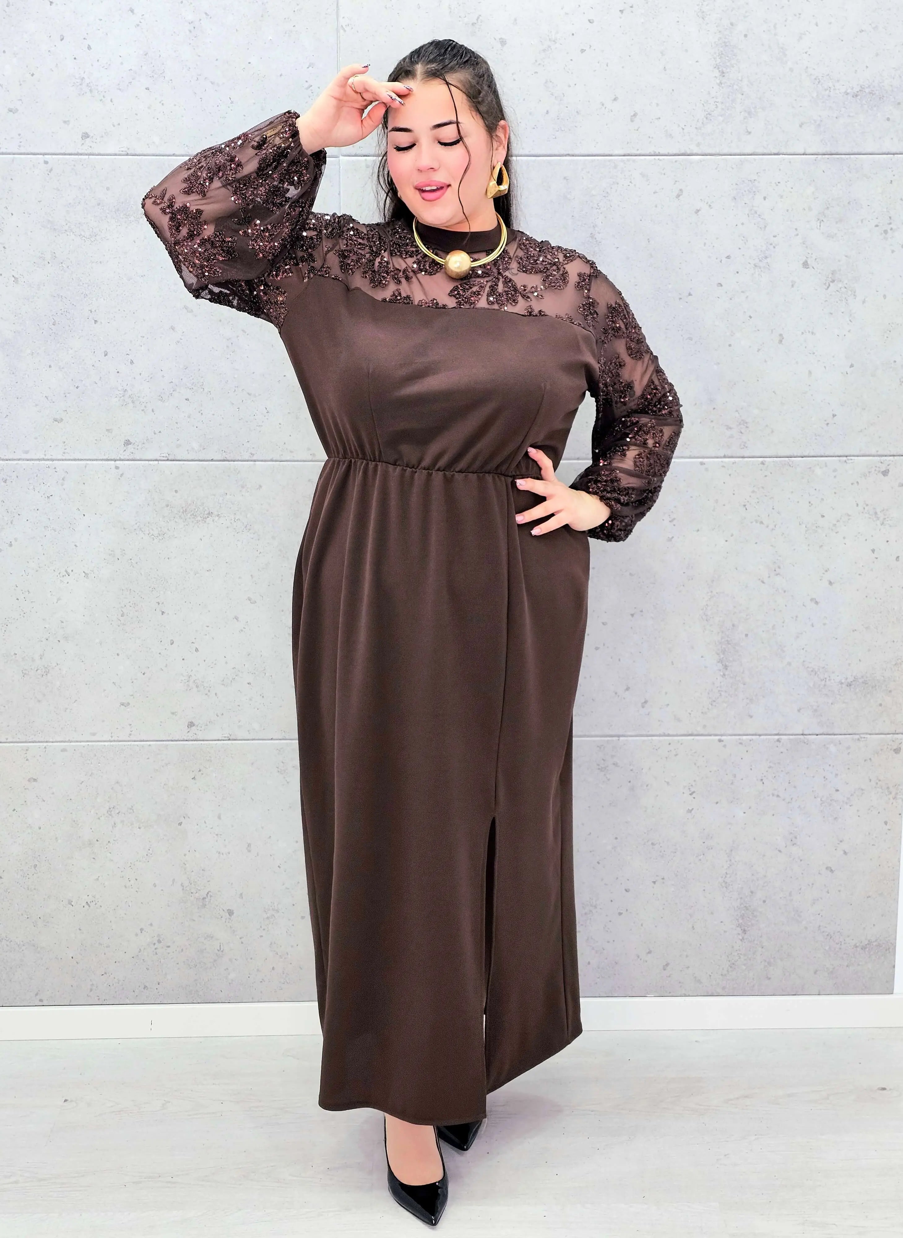 Elegancka sukienka plus size z koronką i cekinami – wyjątkowa propozycja na wielkie wyjścia Stylowa XL