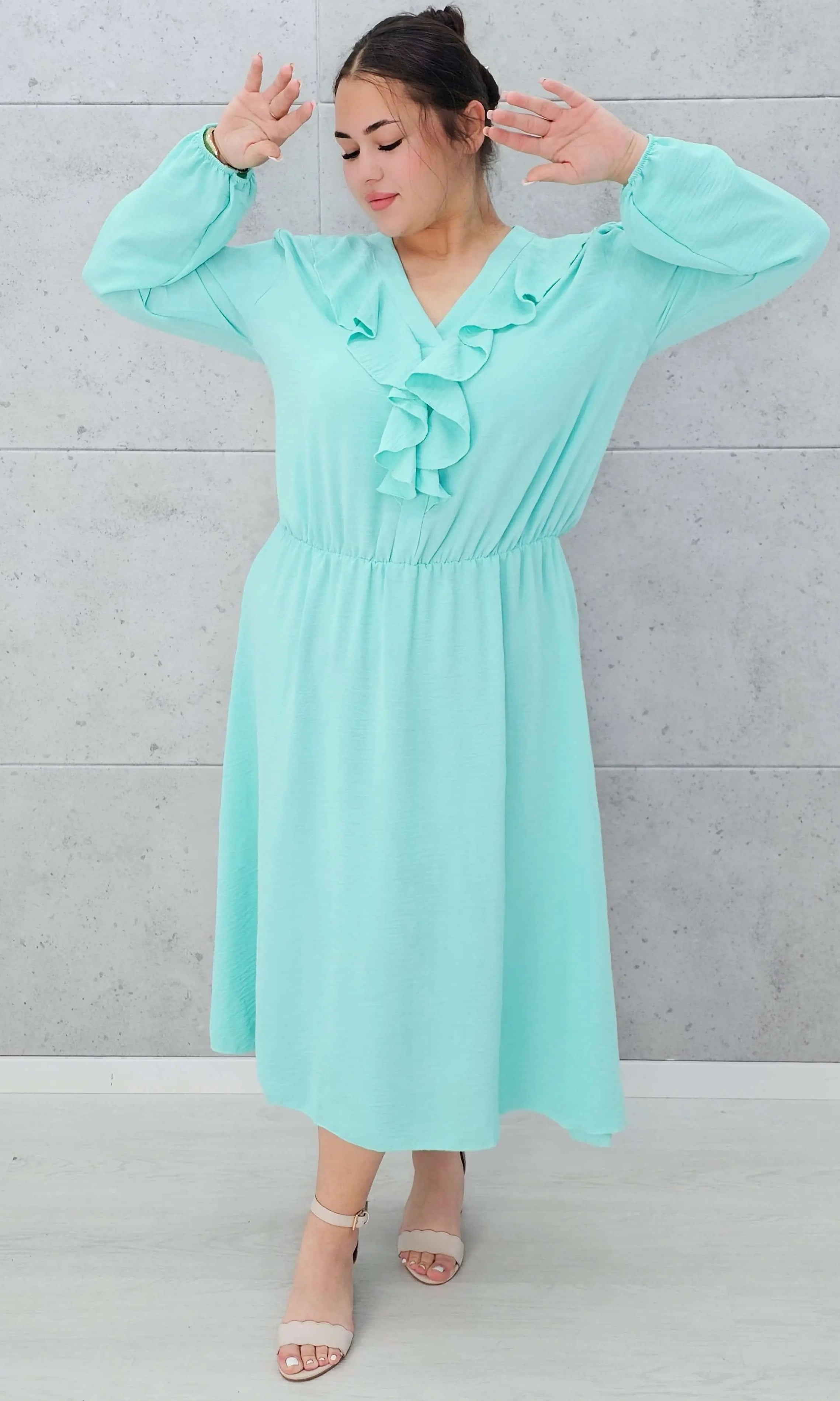 Elegancka sukienka z żabotem w kolorach Stylowa XL