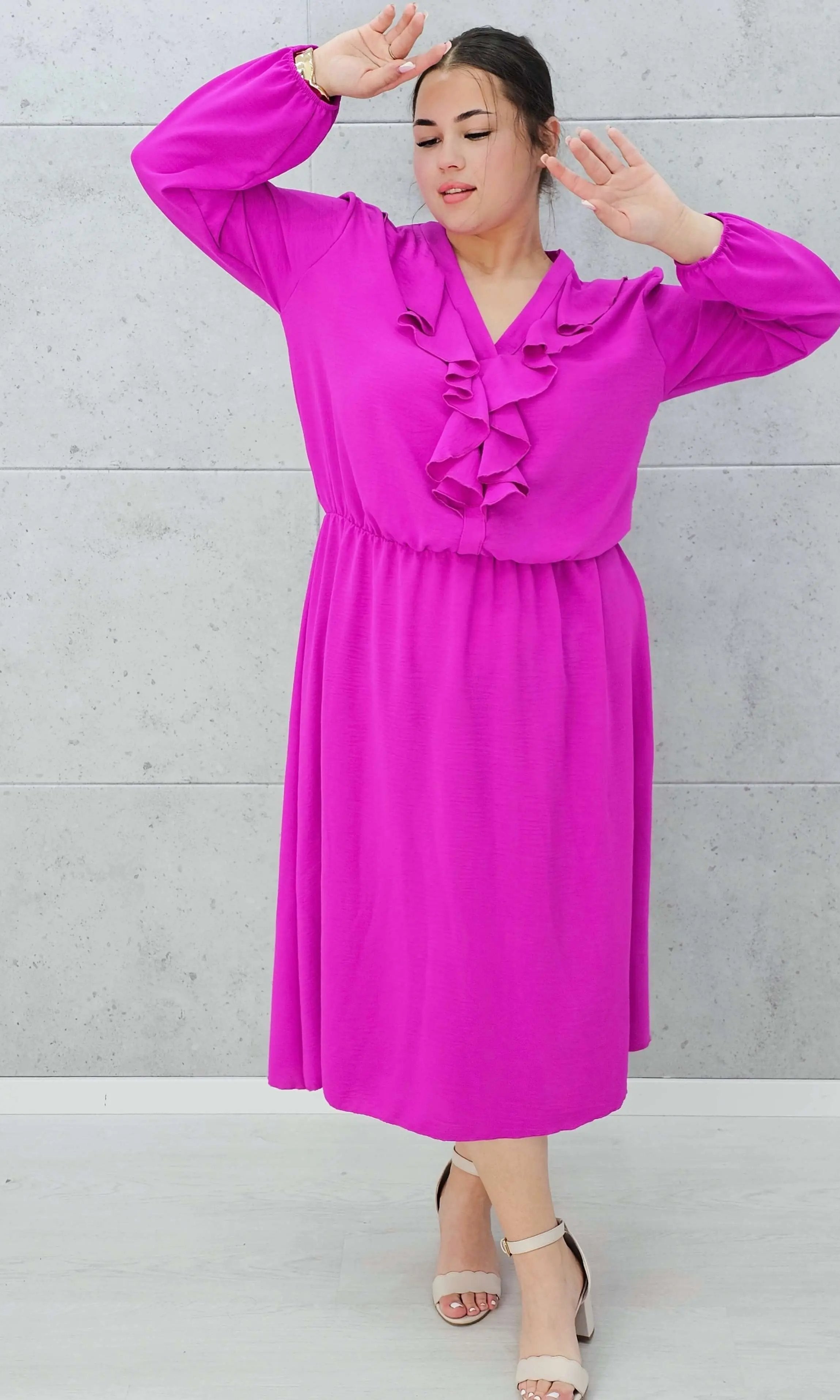 Elegancka sukienka z żabotem w kolorach Stylowa XL