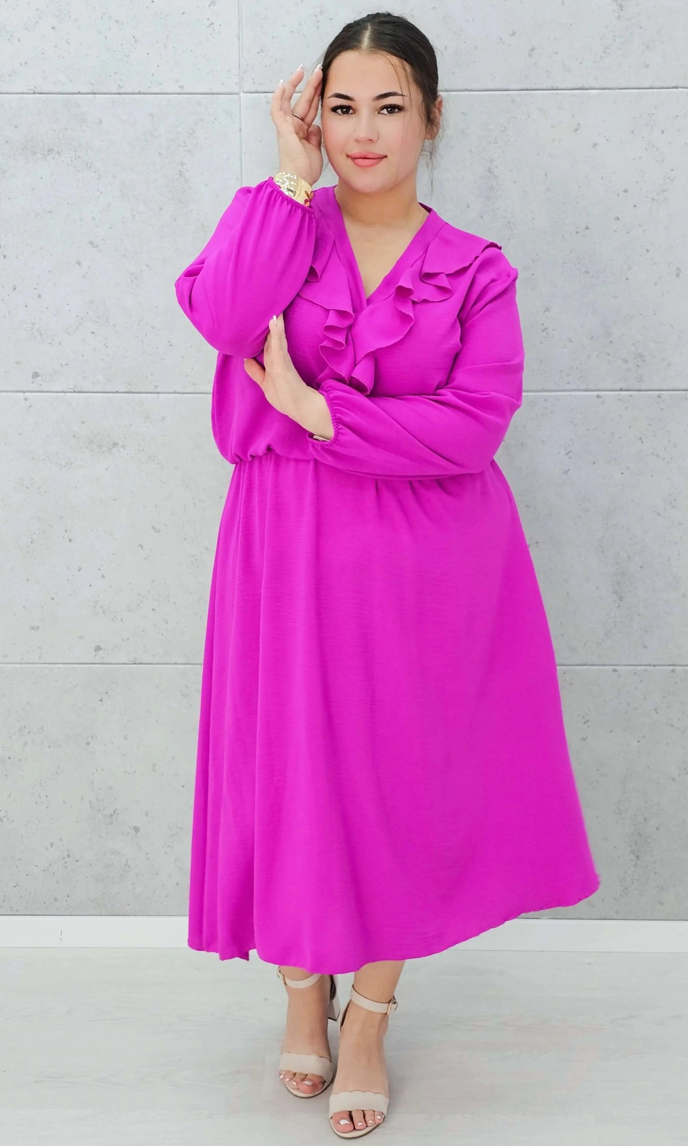 Elegancka sukienka z żabotem w kolorach Stylowa XL