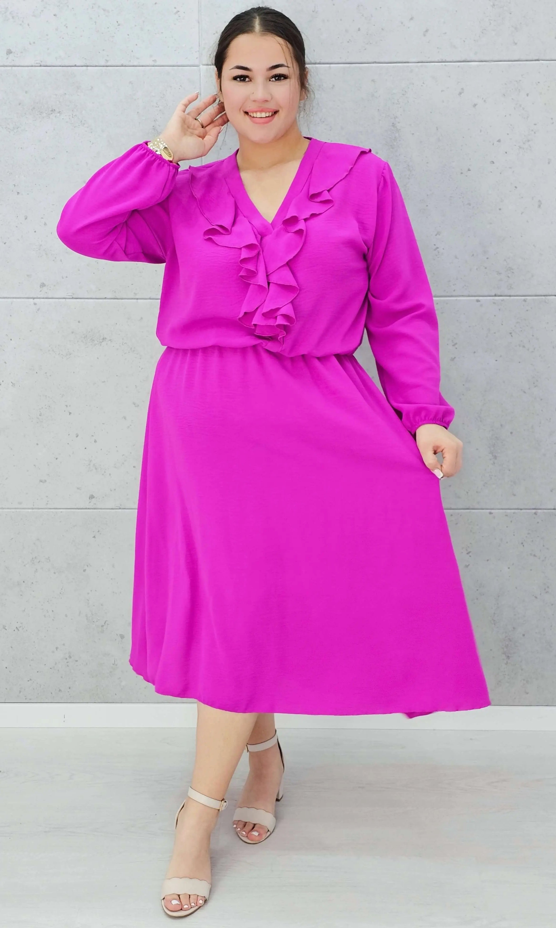 Elegancka sukienka z żabotem w kolorach Stylowa XL