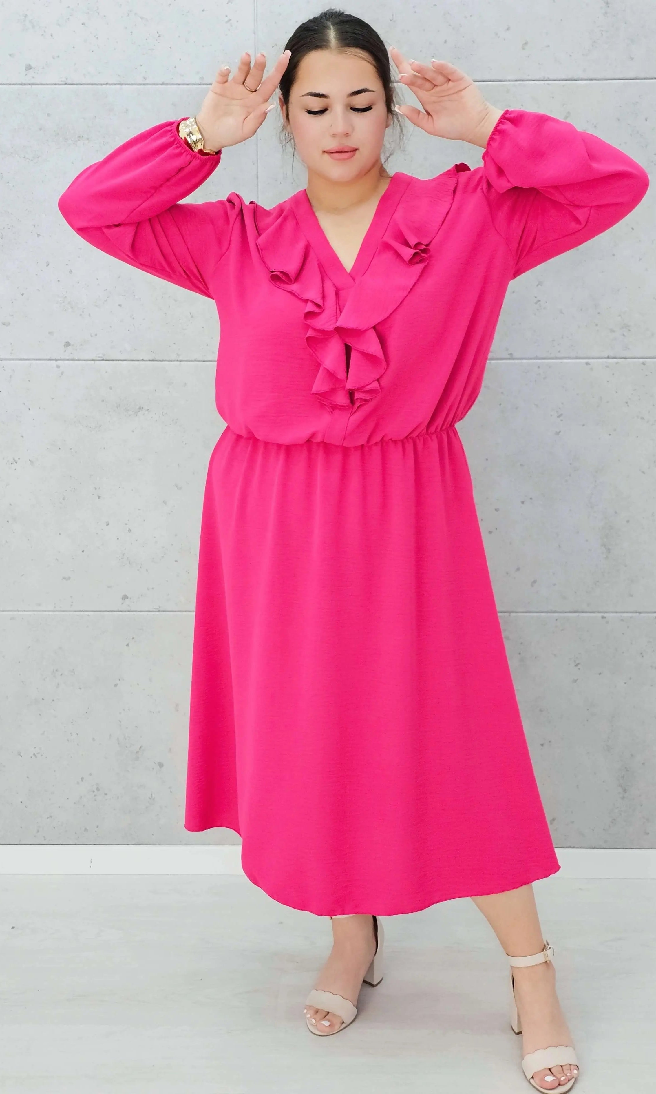 Elegancka sukienka z żabotem w kolorach Stylowa XL