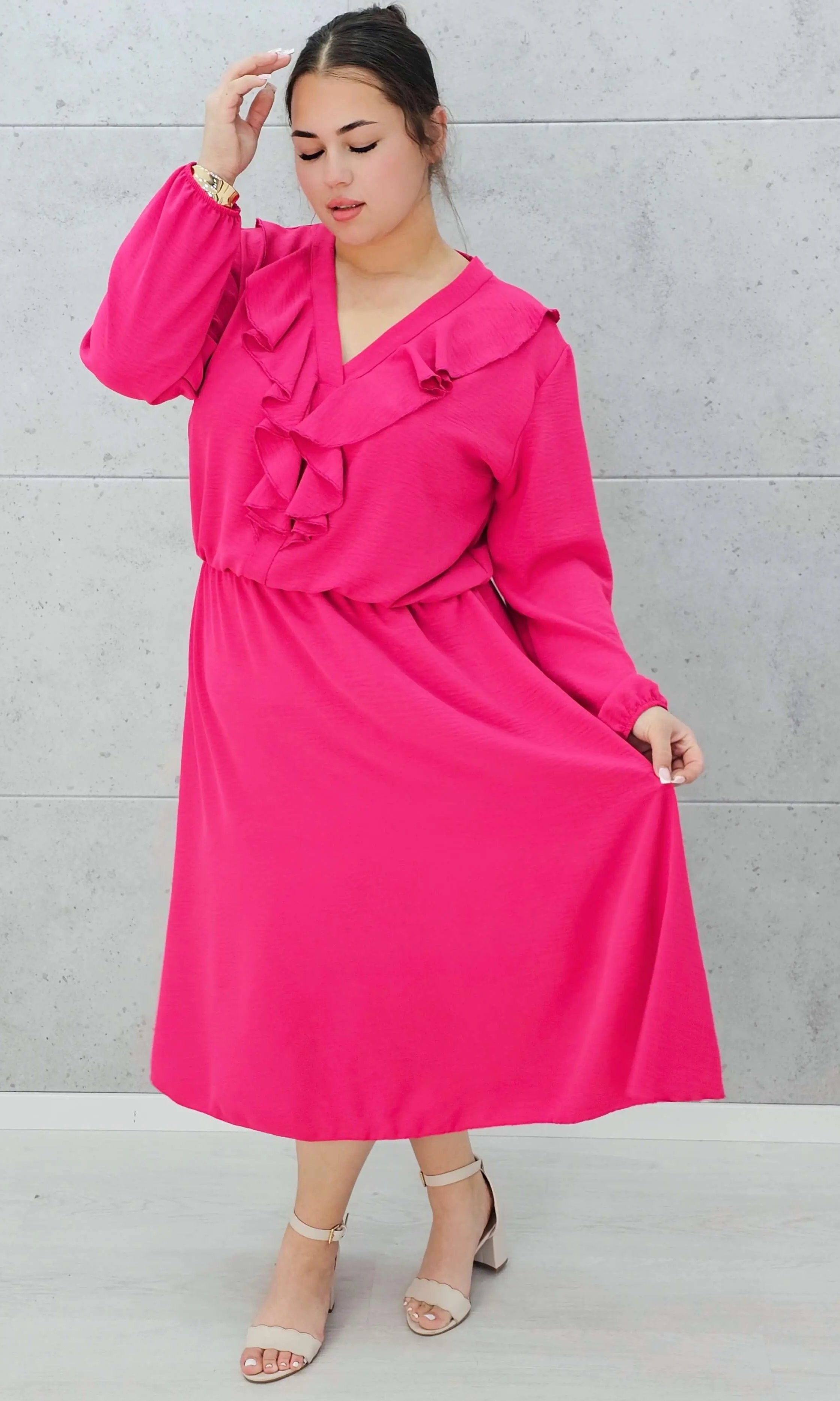 Elegancka sukienka z żabotem w kolorach Stylowa XL