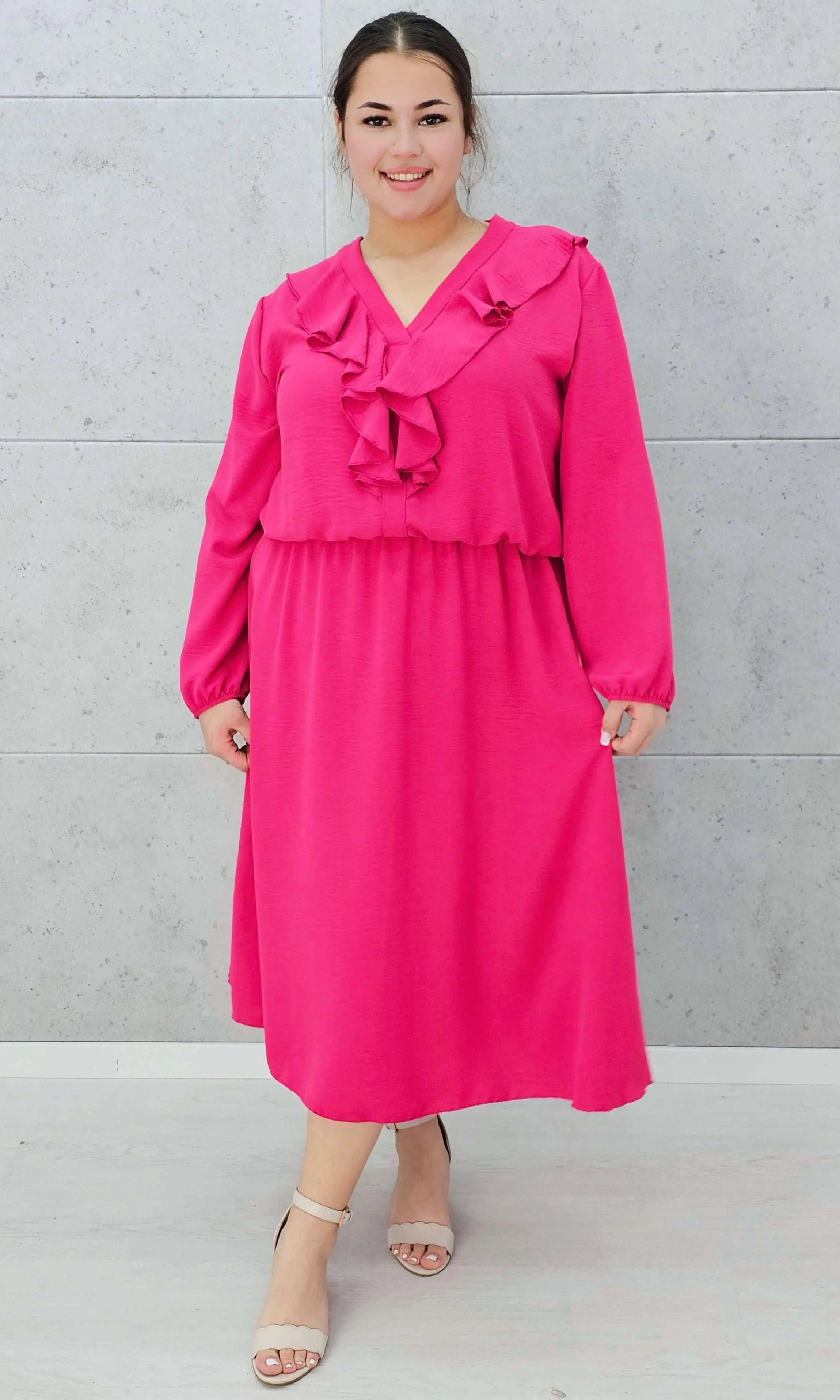 Elegancka sukienka z żabotem w kolorach Stylowa XL