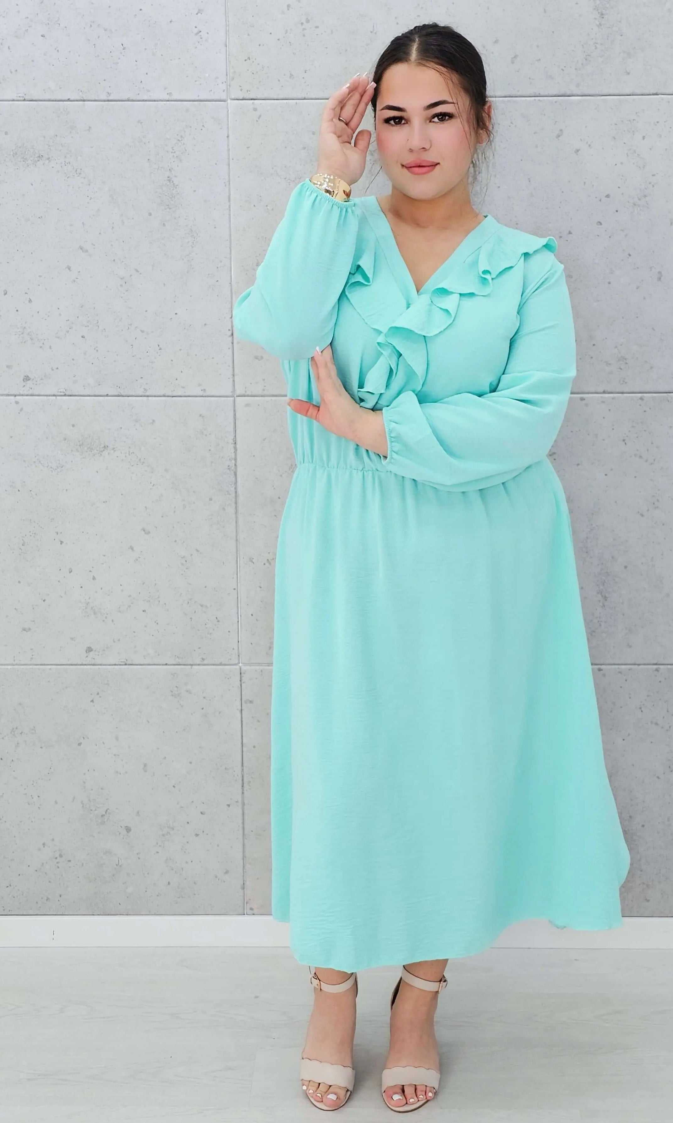 Elegancka sukienka z żabotem w kolorach Stylowa XL