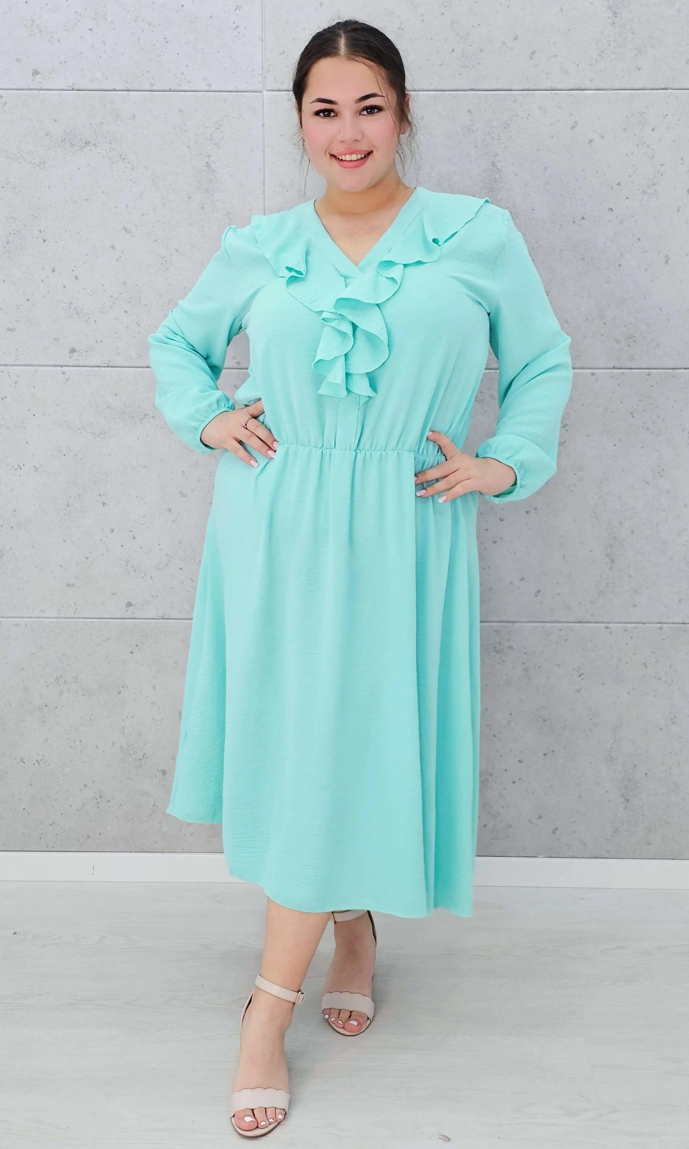 Elegancka sukienka z żabotem w kolorach Stylowa XL