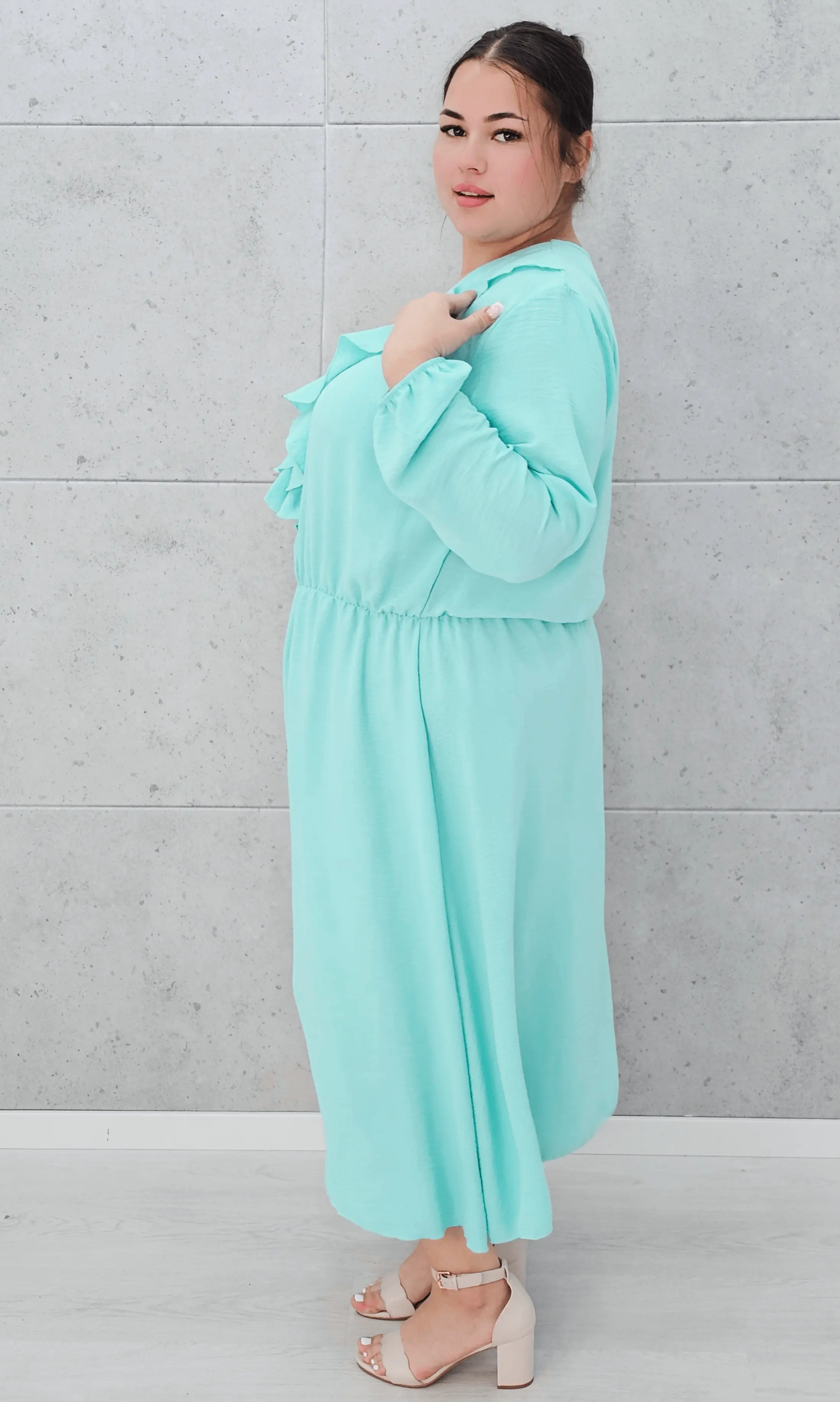 Elegancka sukienka z żabotem w kolorach Stylowa XL