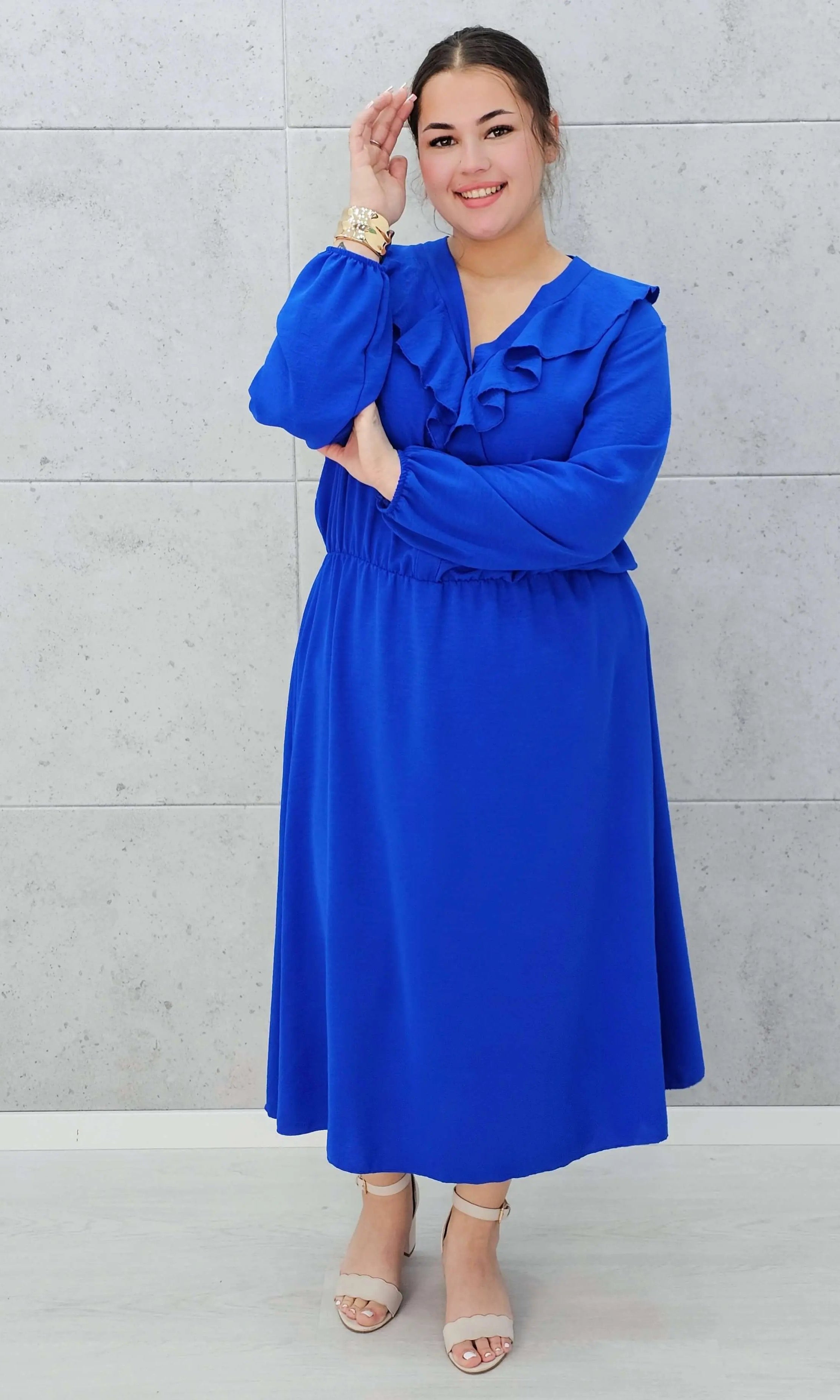 Elegancka sukienka z żabotem w kolorach Stylowa XL