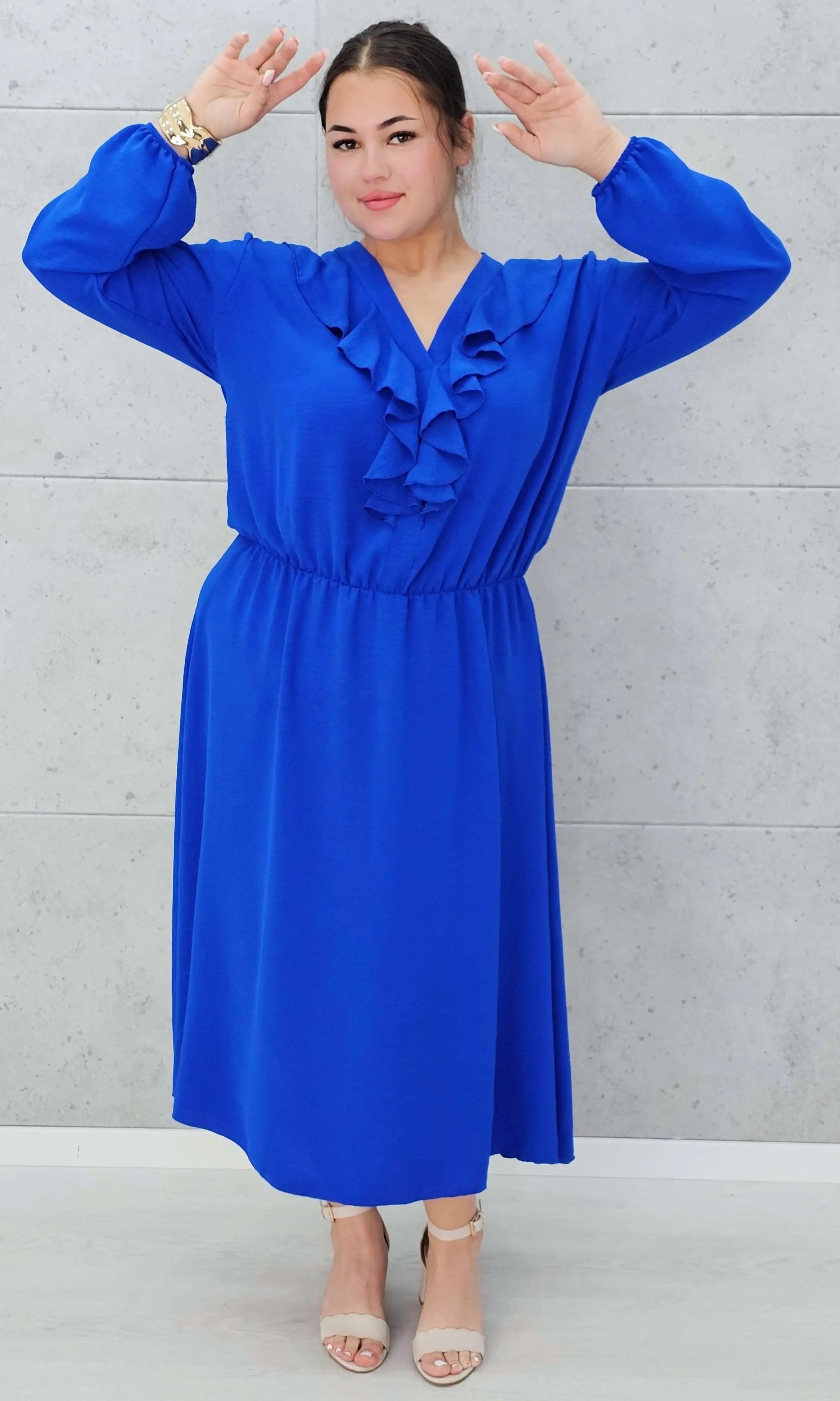 Elegancka sukienka z żabotem w kolorach Stylowa XL