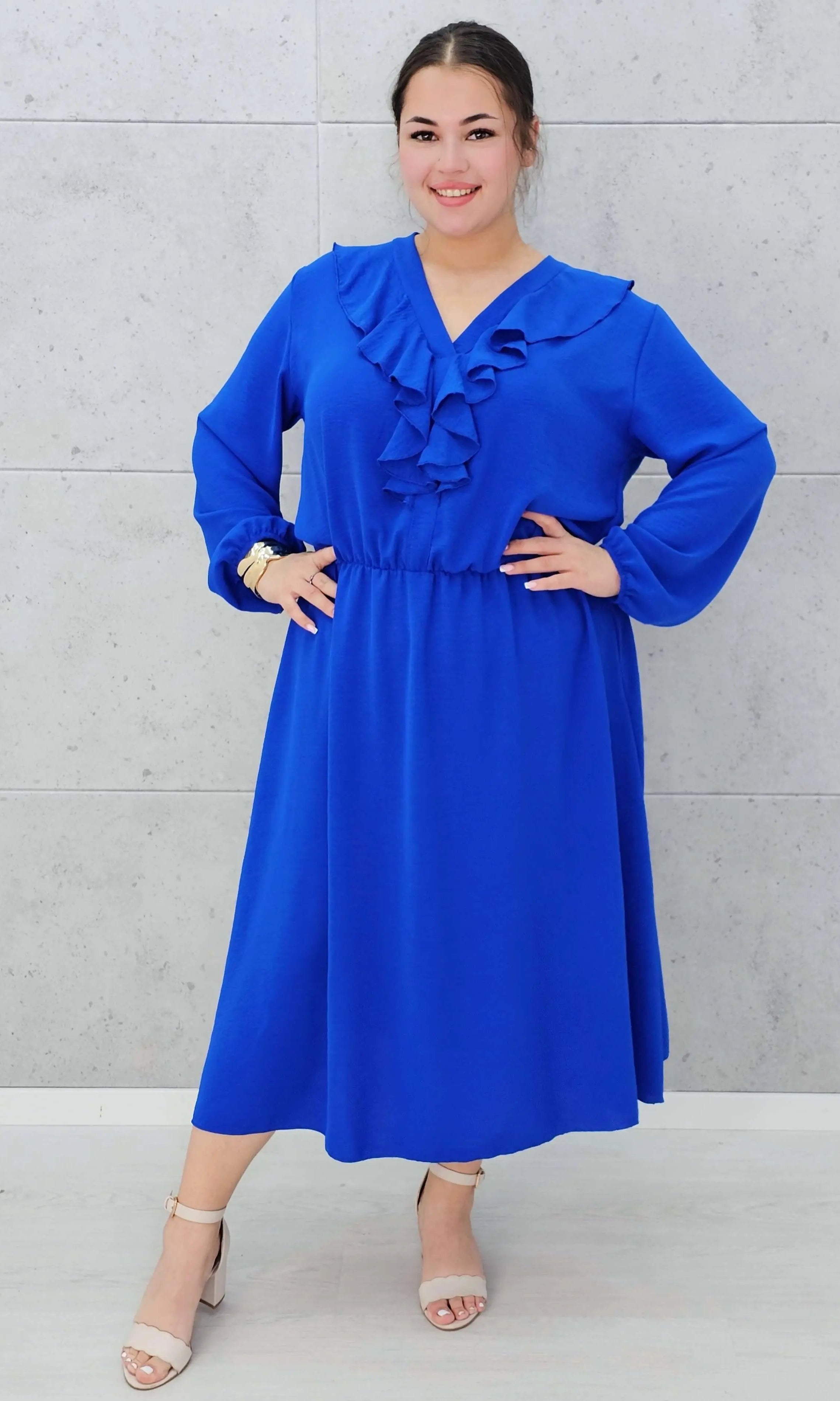 Elegancka sukienka z żabotem w kolorach Stylowa XL