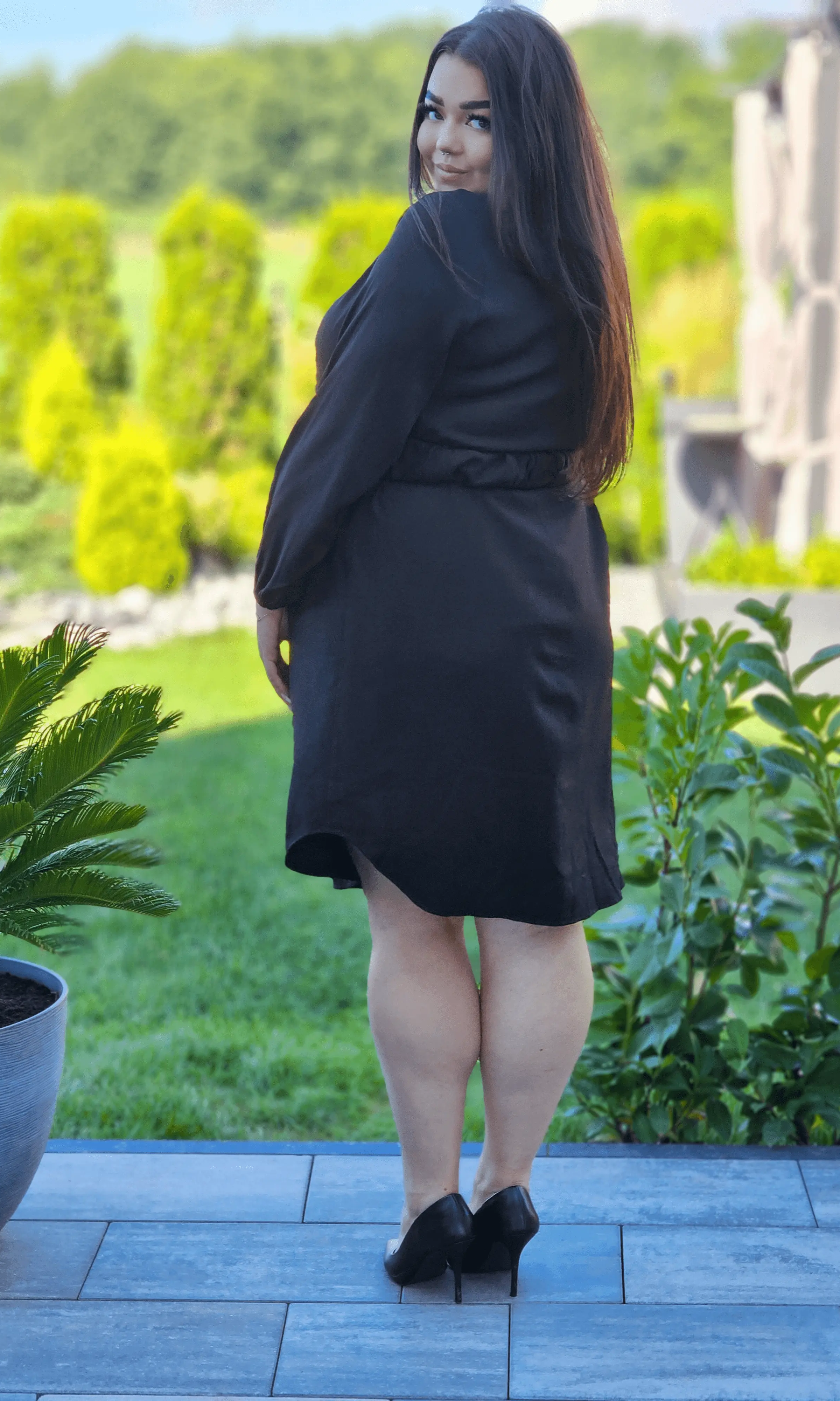 Elegancka sukienka zapinana na guziczki, pasek ozdobny Stylowa XL