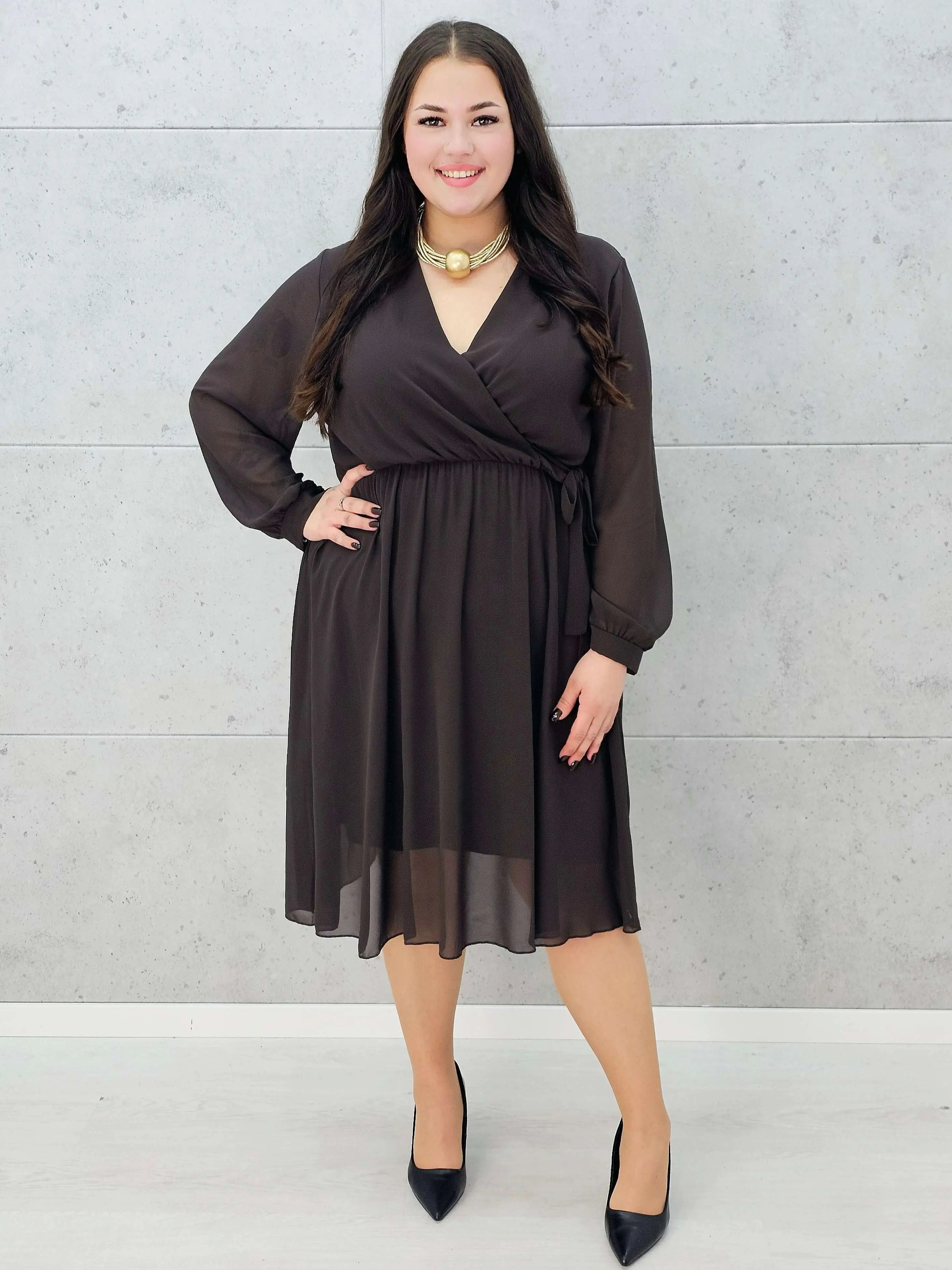 Elegancka szyfonowa sukienka plus size midi z kopertowym dekoltem Stylowa XL