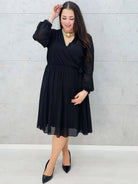 Elegancka szyfonowa sukienka plus size midi z kopertowym dekoltem Stylowa XL